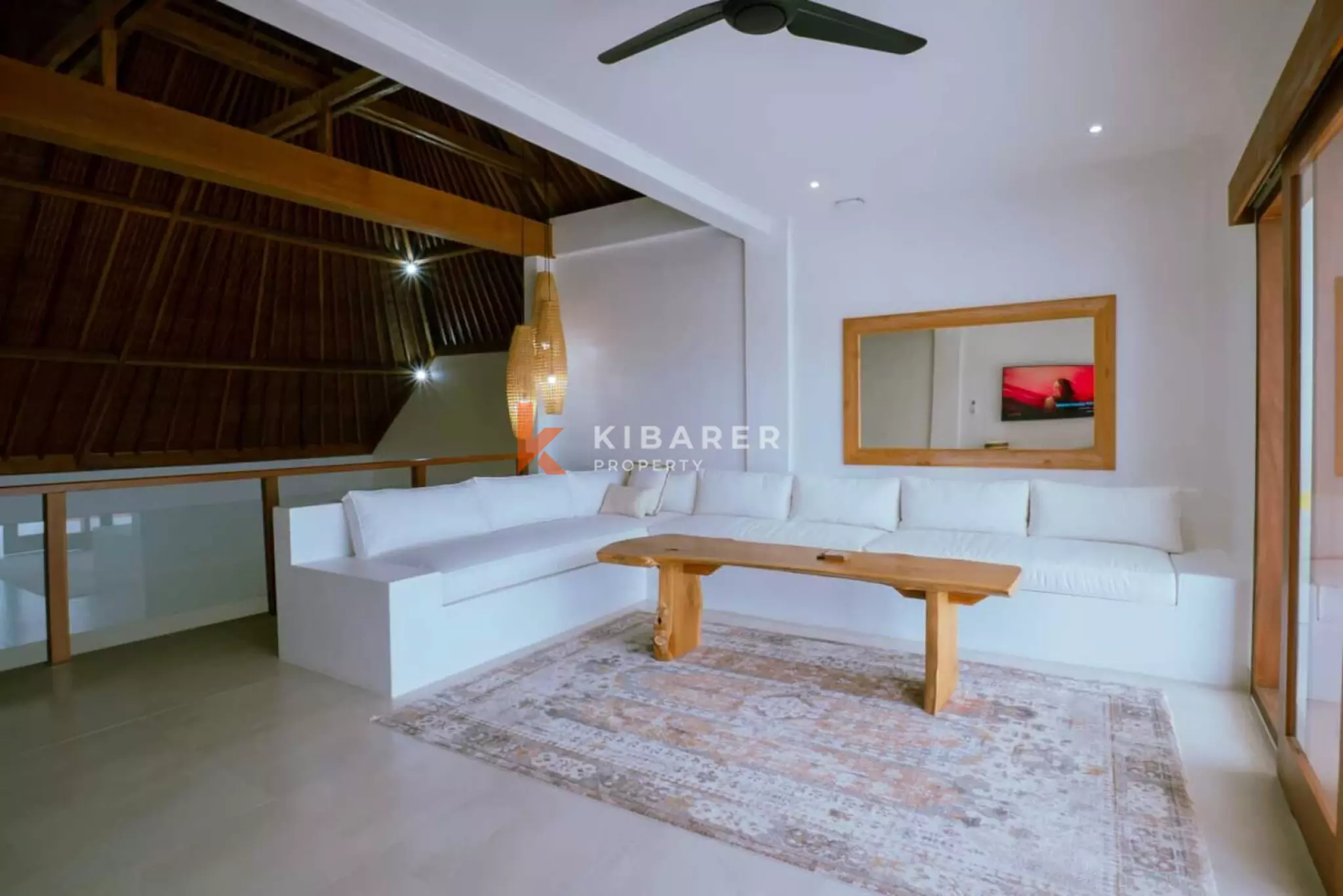 Villa Mewah Empat Kamar Tidur dengan Ruang Keluarga Tertutup di Mertanadi