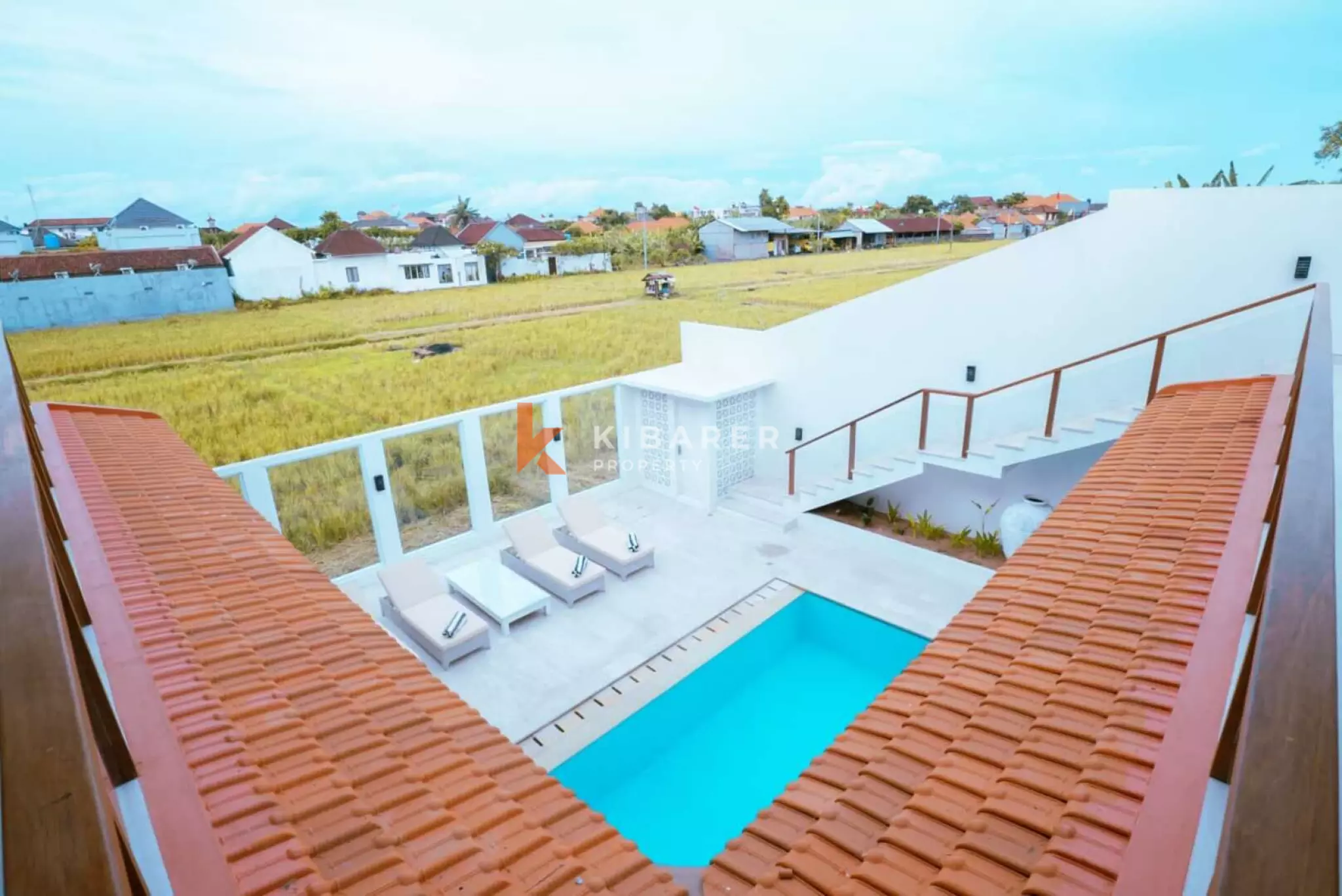 Villa Mewah Empat Kamar Tidur dengan Ruang Keluarga Tertutup di Mertanadi