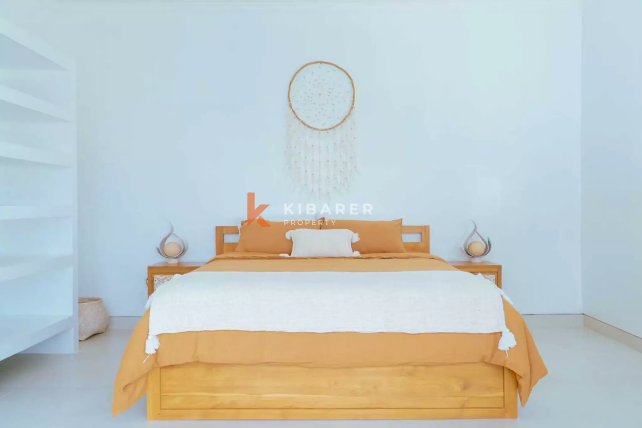 Villa Mewah Empat Kamar Tidur dengan Ruang Keluarga Tertutup di Mertanadi