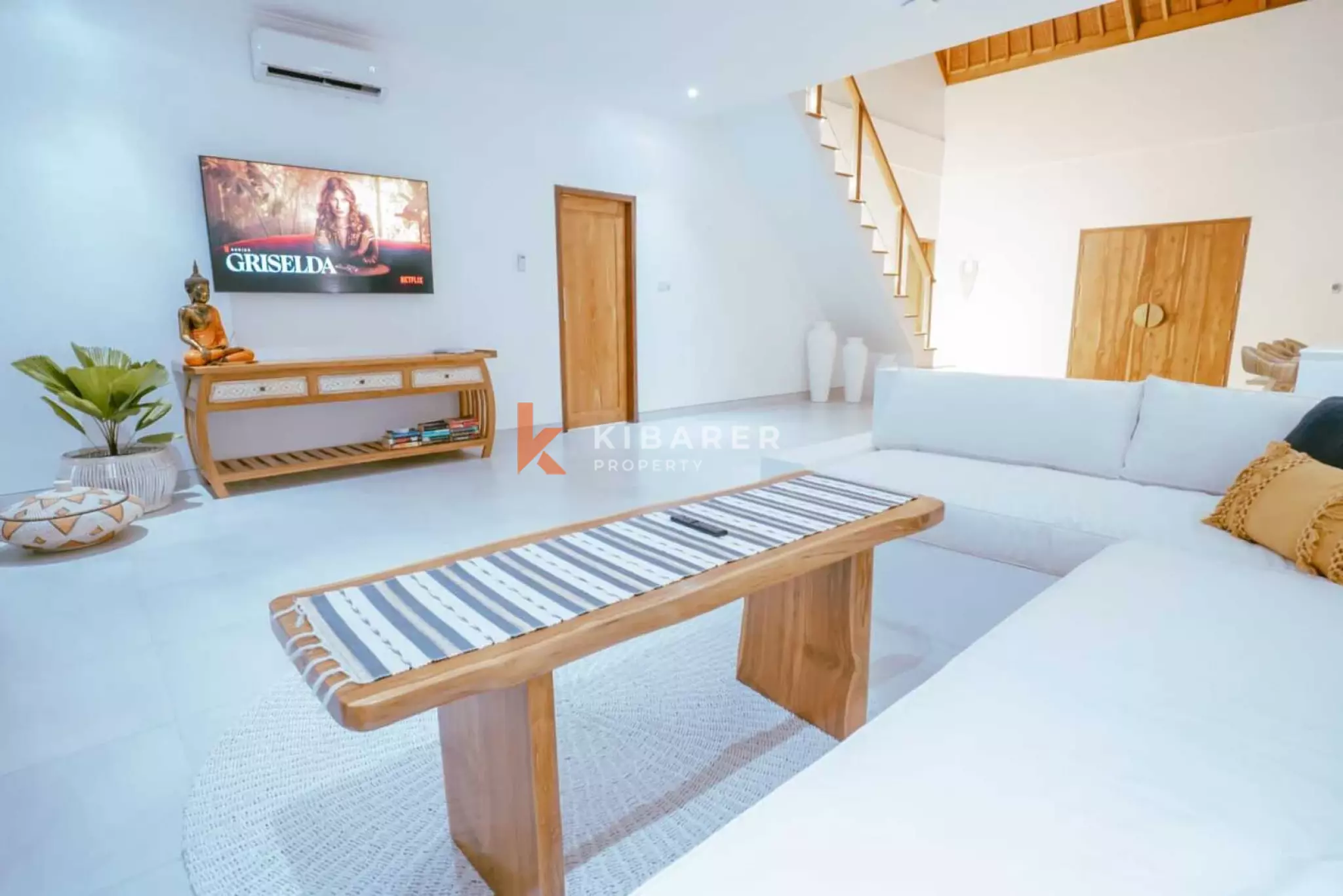 Villa Mewah Empat Kamar Tidur dengan Ruang Keluarga Tertutup di Mertanadi