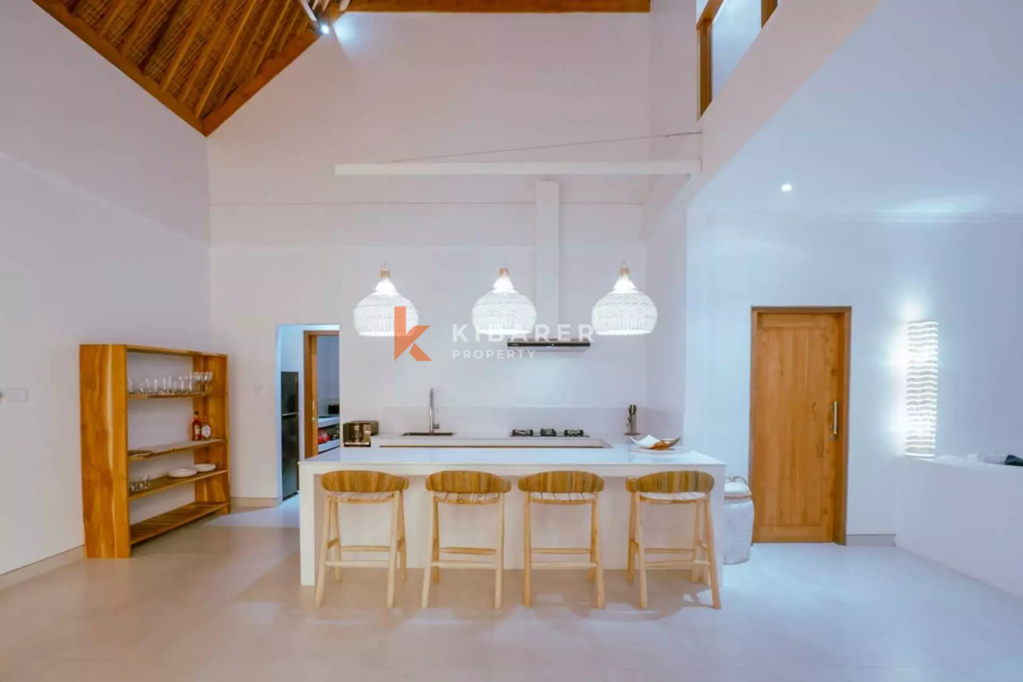 Villa Mewah Empat Kamar Tidur dengan Ruang Keluarga Tertutup di Mertanadi