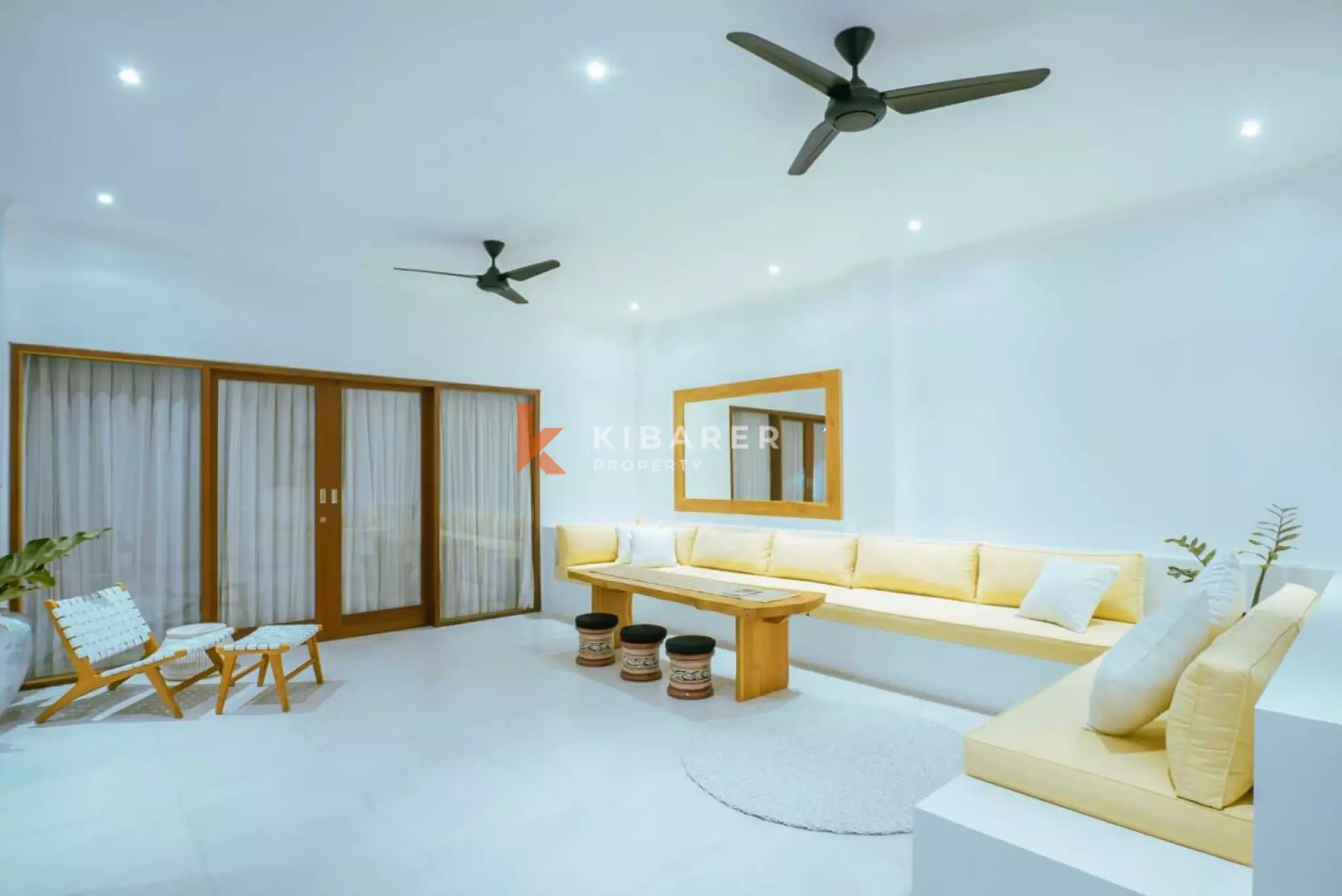 Villa Mewah Empat Kamar Tidur dengan Ruang Keluarga Tertutup di Mertanadi