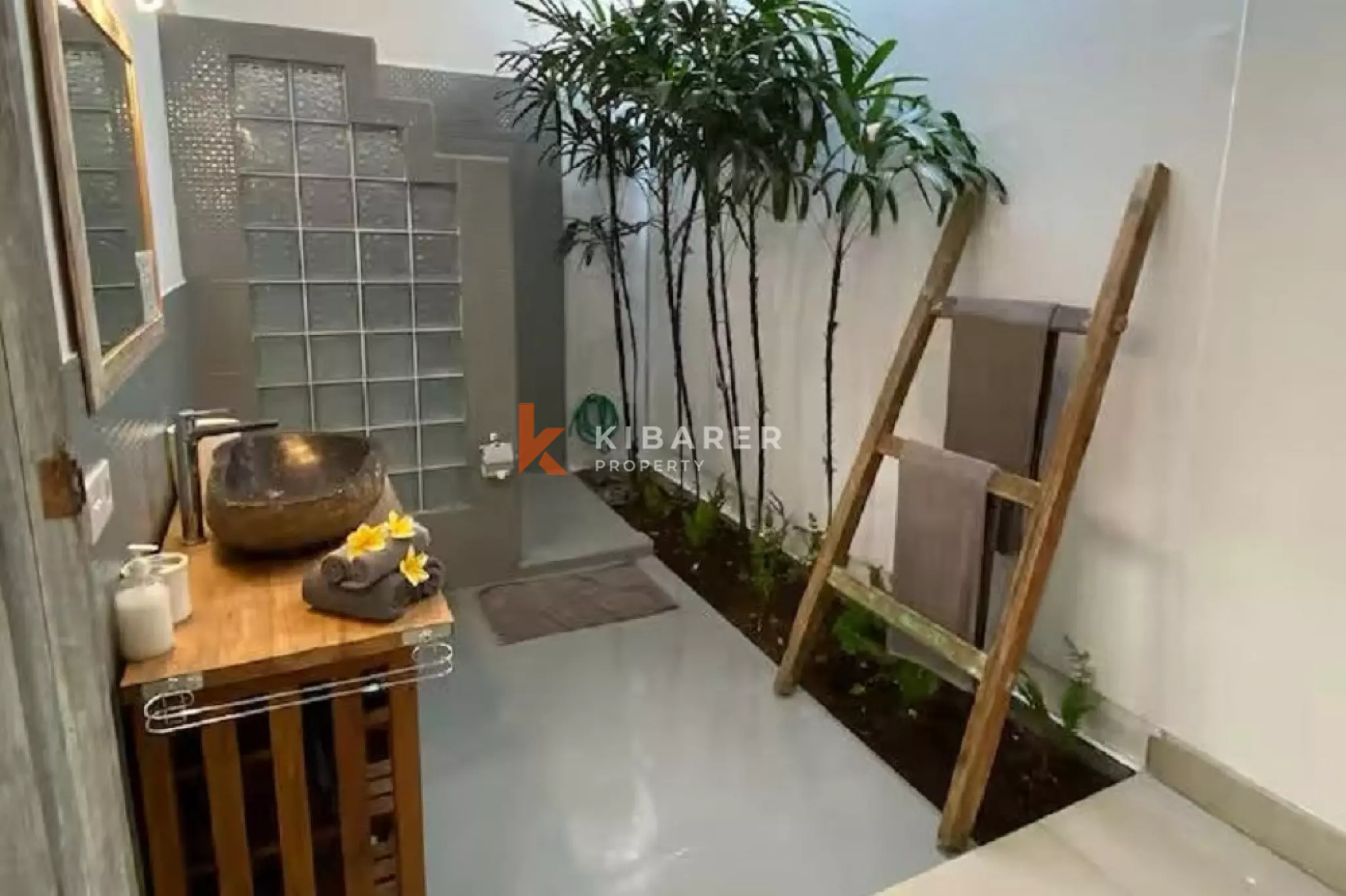 Villa de deux chambres ouverte dans un emplacement stratégique à Seminyak