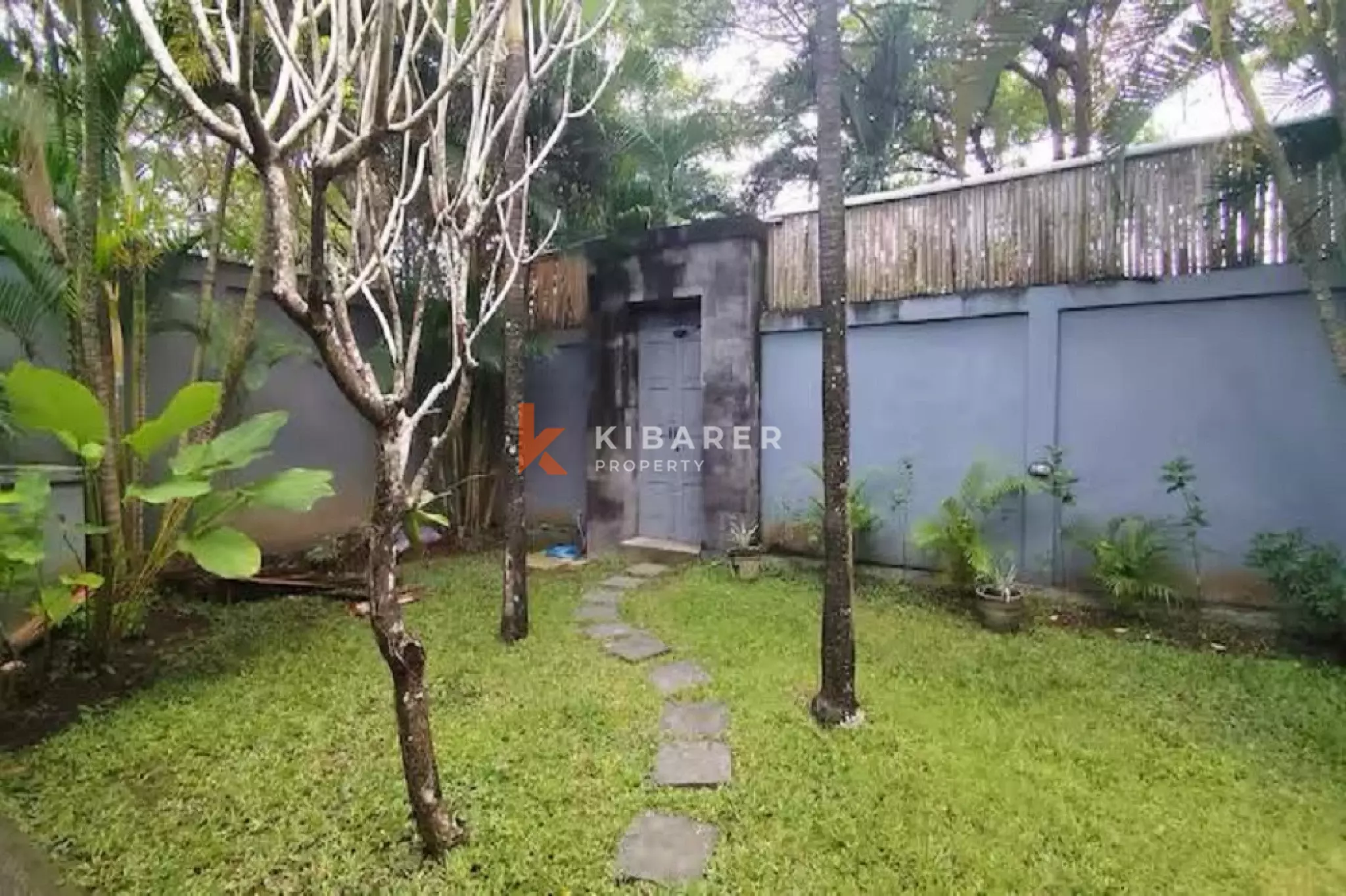 Villa de deux chambres ouverte dans un emplacement stratégique à Seminyak