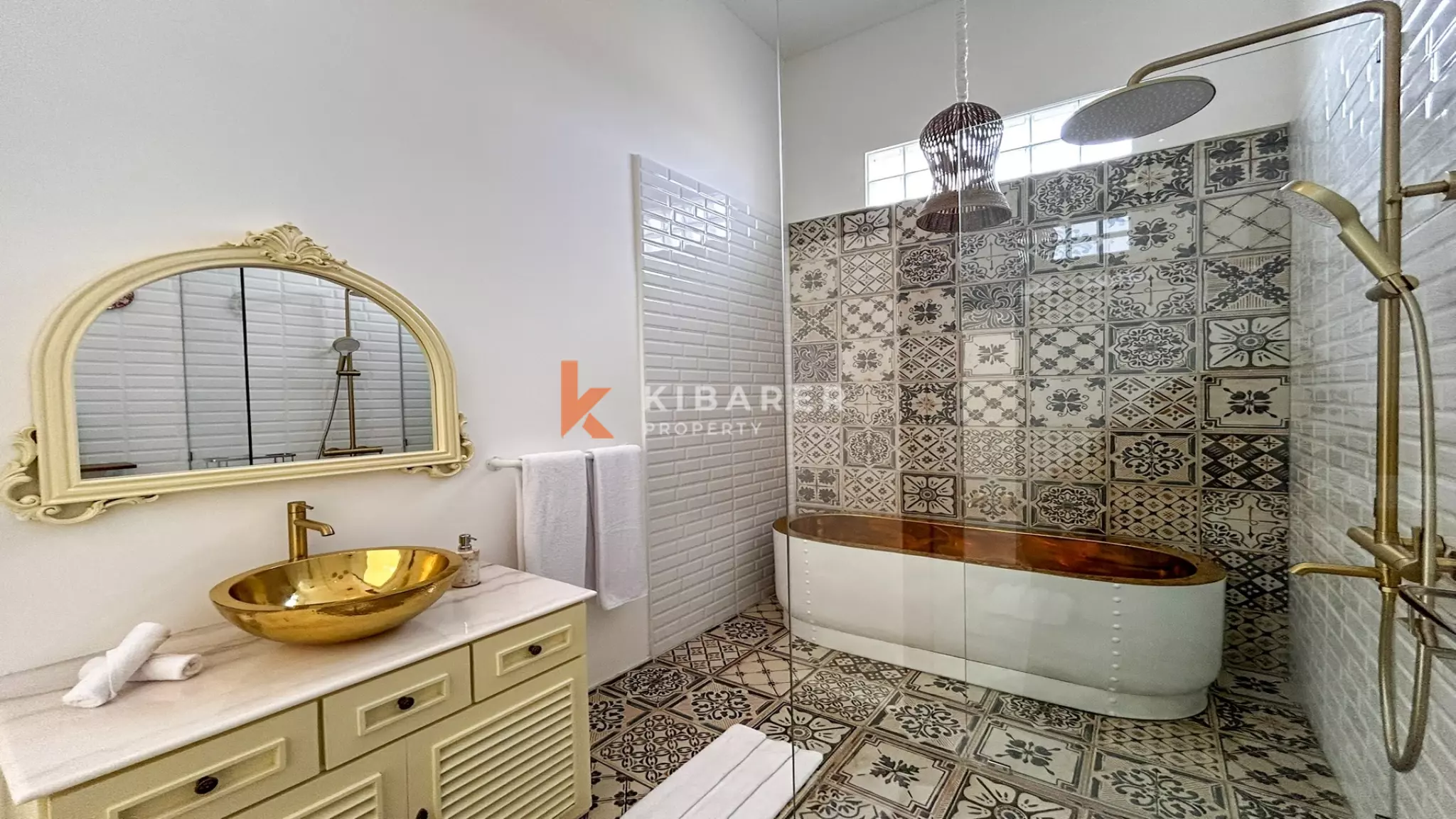 Cozy Romantic Retreat: Charming Two-Bedroom Hideaway in Prime Berawa