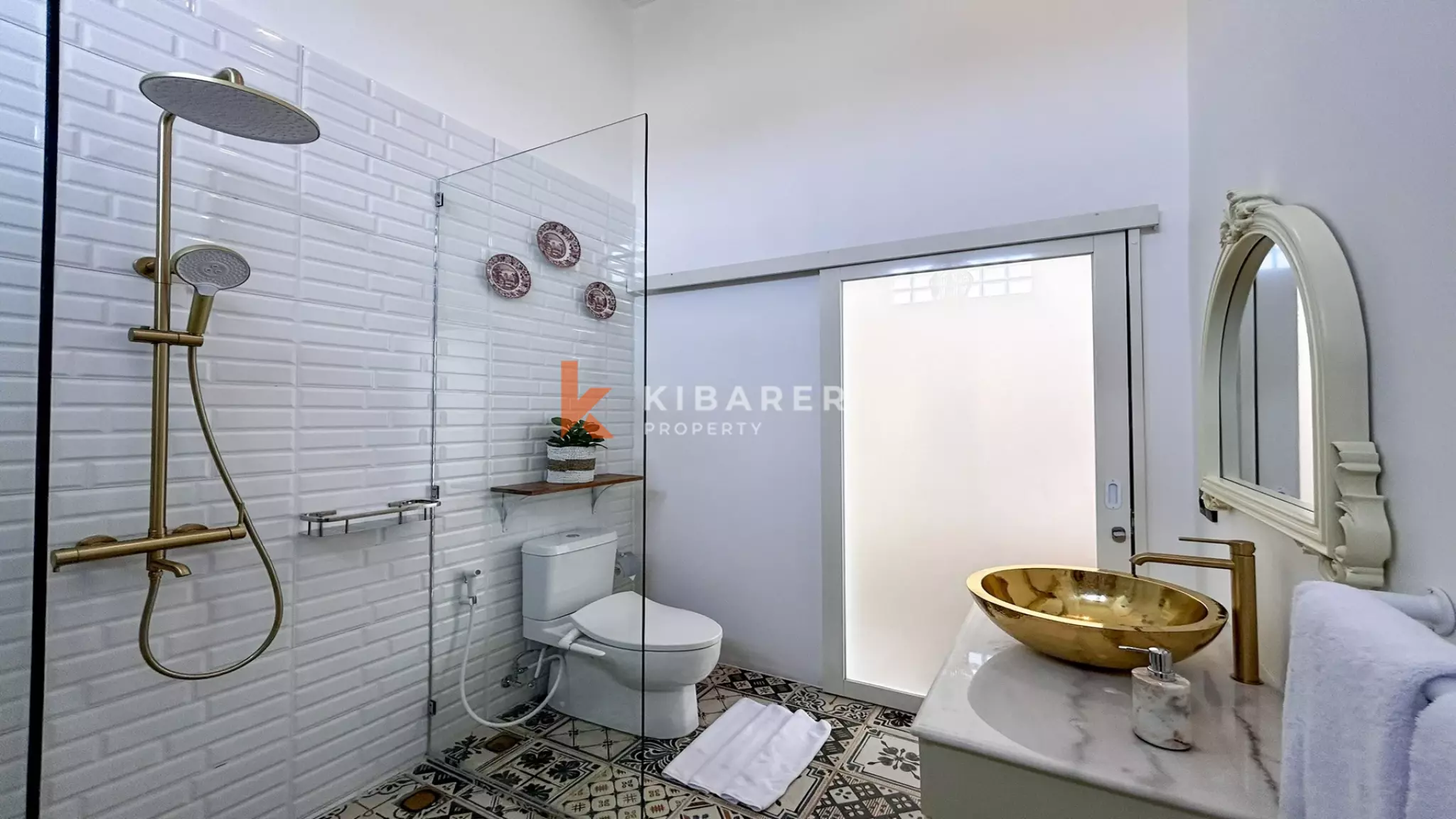 Cozy Romantic Retreat: Charming Two-Bedroom Hideaway in Prime Berawa