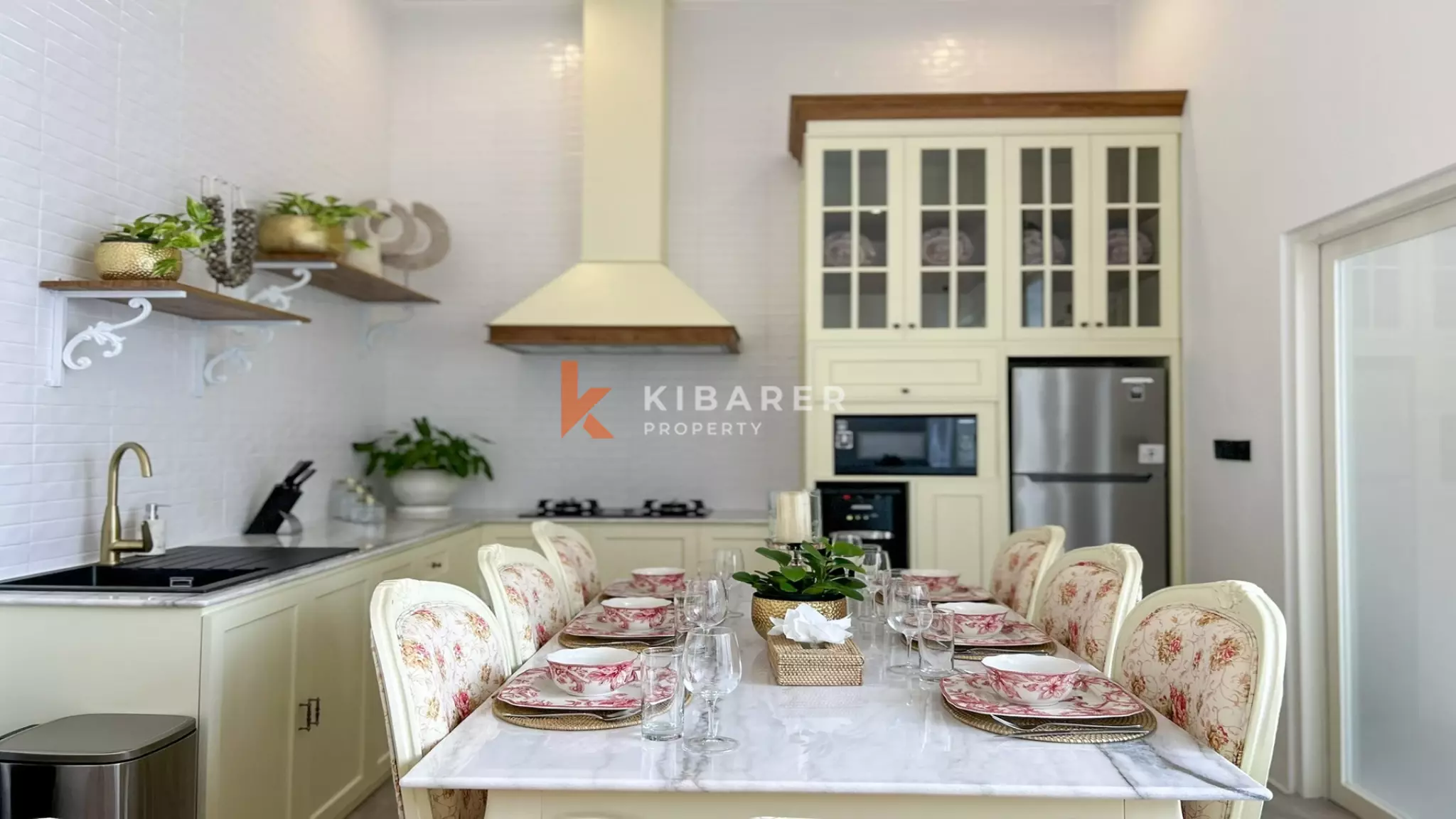 Cozy Romantic Retreat: Charming Two-Bedroom Hideaway in Prime Berawa