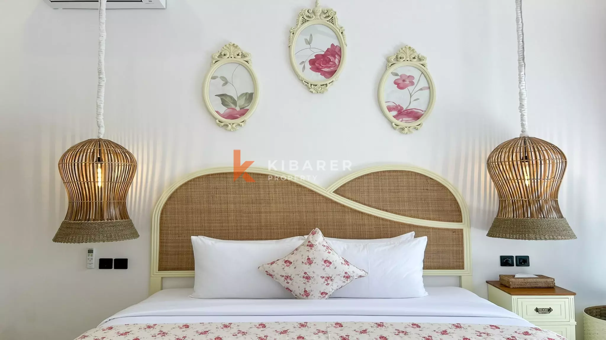 Cozy Romantic Retreat: Charming Two-Bedroom Hideaway in Prime Berawa