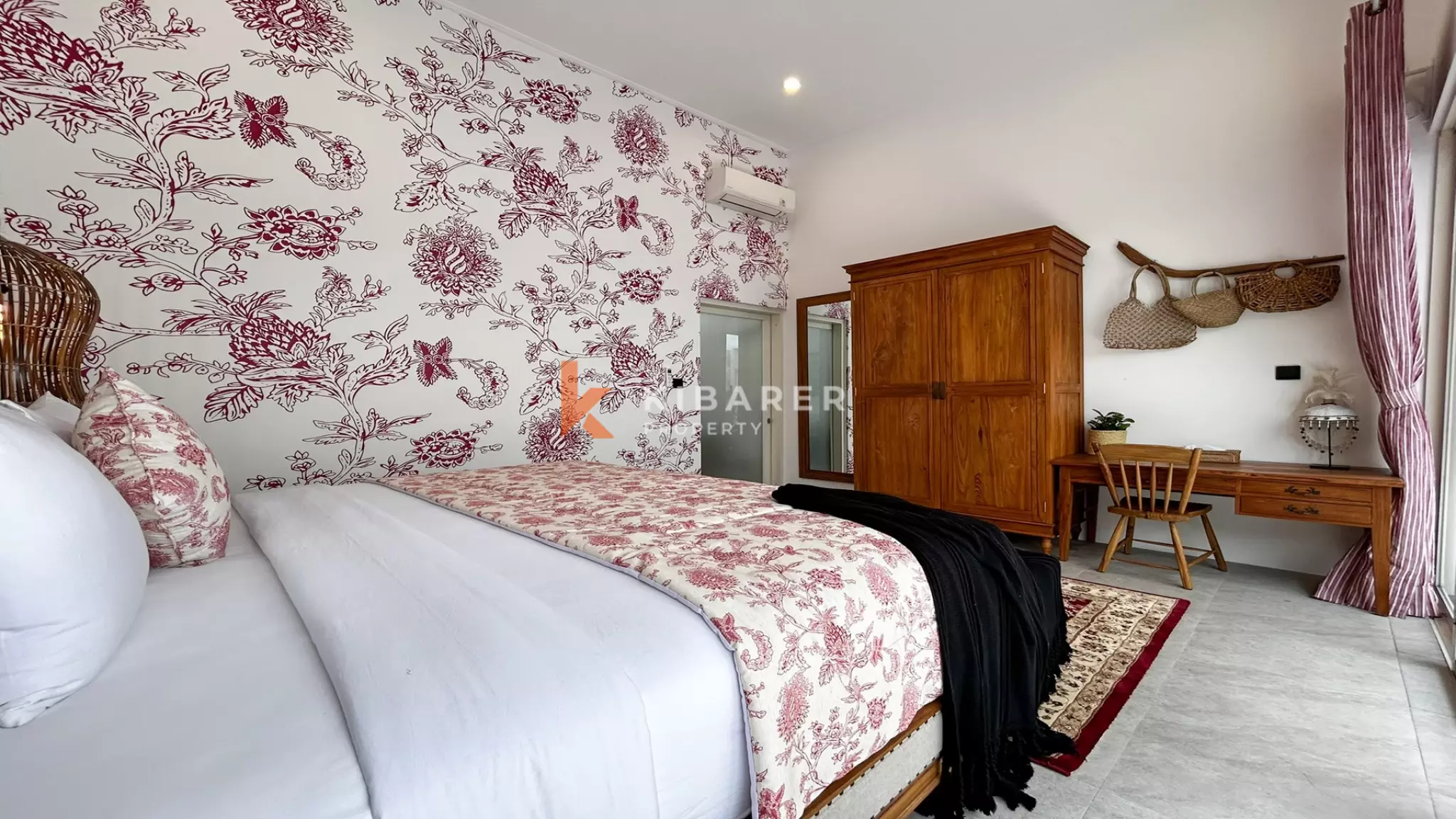 Cozy Romantic Retreat: Charming Two-Bedroom Hideaway in Prime Berawa