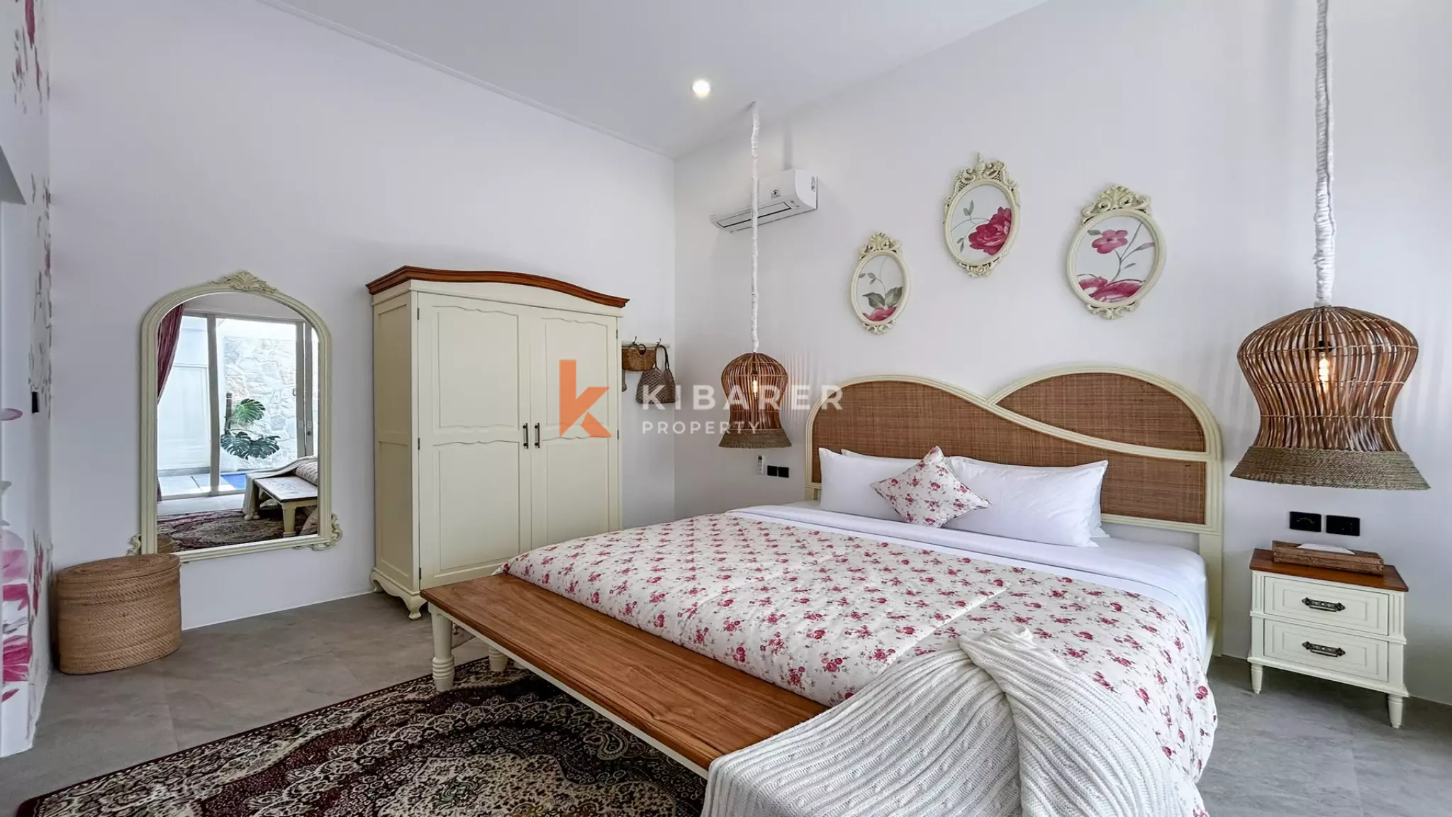 Cozy Romantic Retreat: Charming Two-Bedroom Hideaway in Prime Berawa