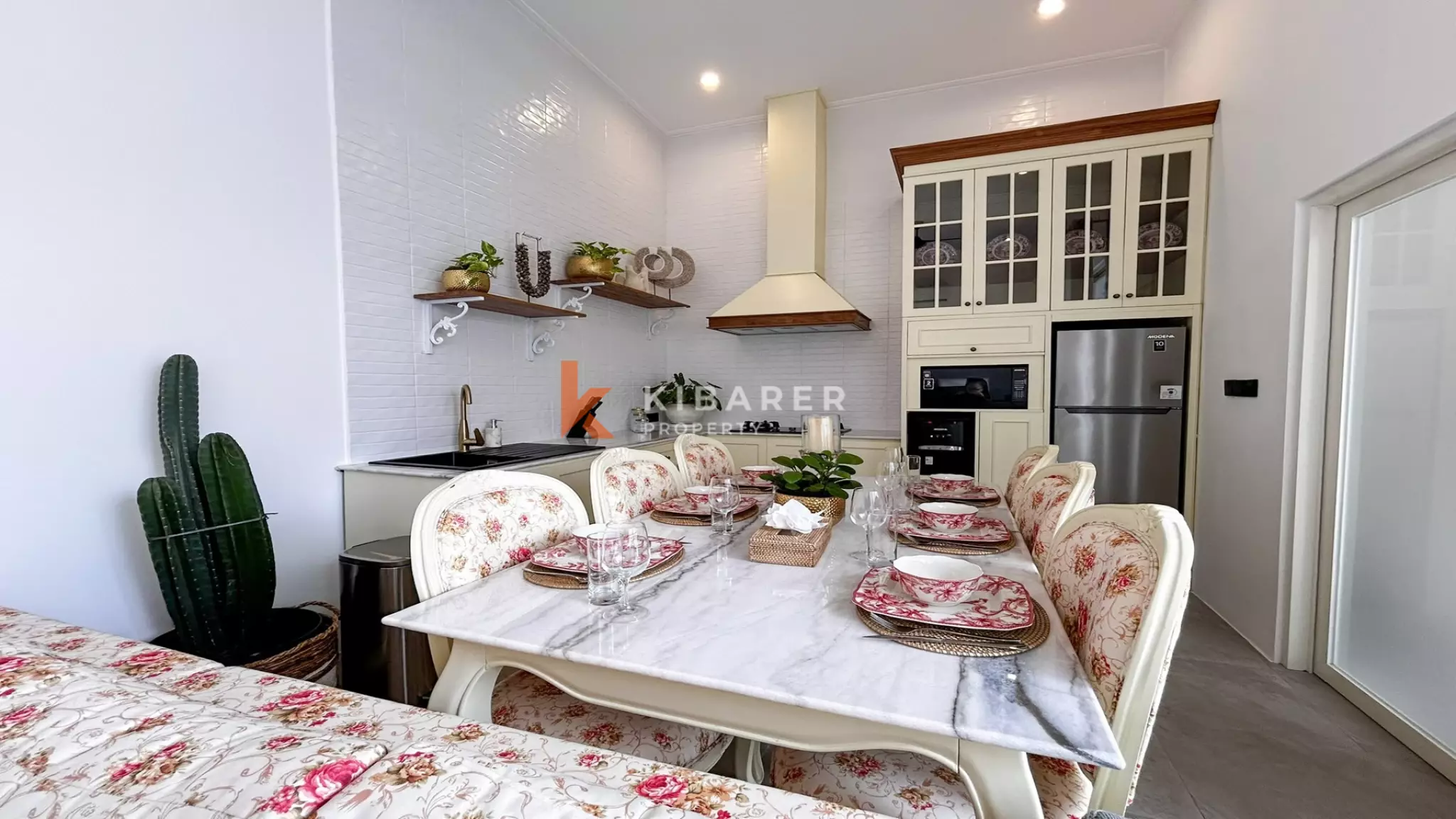 Cozy Romantic Retreat: Charming Two-Bedroom Hideaway in Prime Berawa