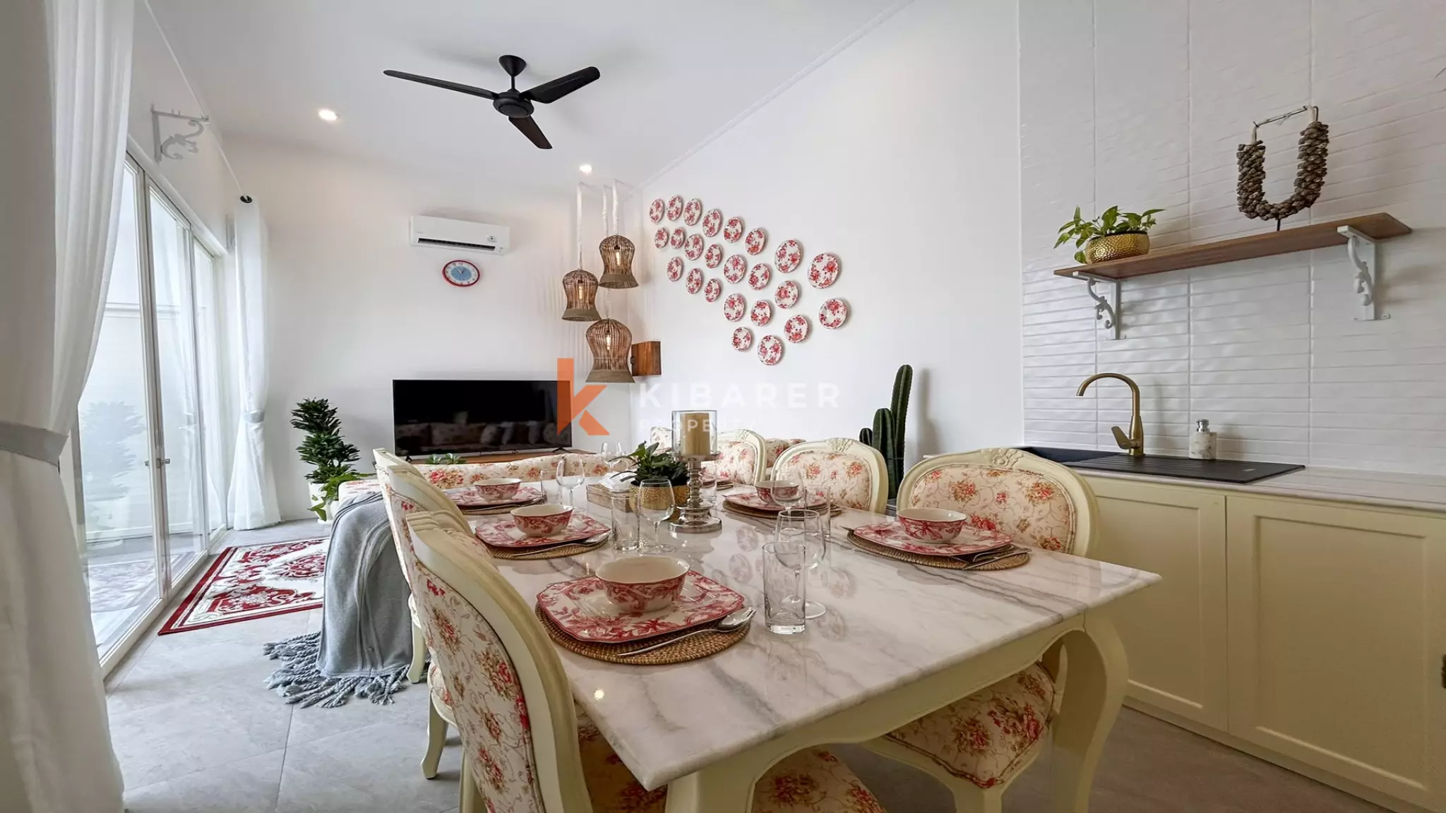 Cozy Romantic Retreat: Charming Two-Bedroom Hideaway in Prime Berawa