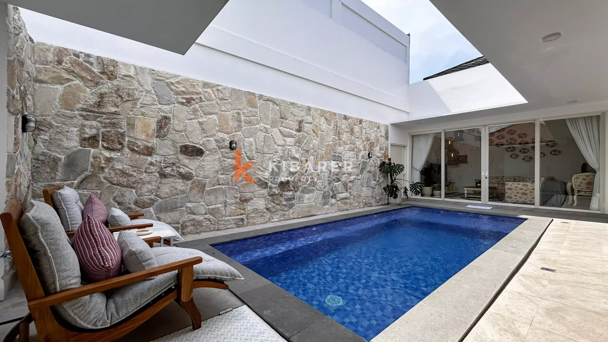 Cozy Romantic Retreat: Charming Two-Bedroom Hideaway in Prime Berawa