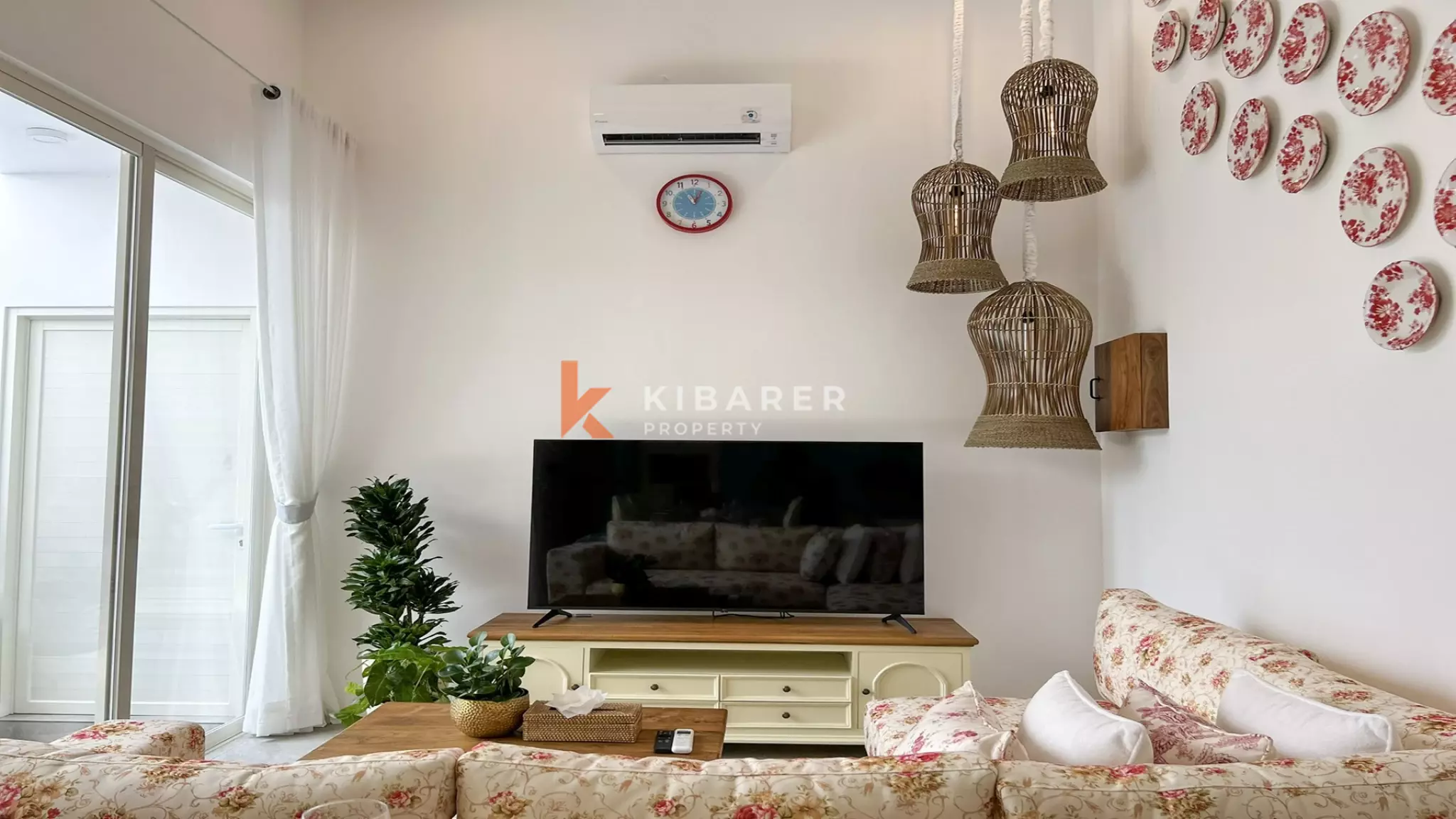 Cozy Romantic Retreat: Charming Two-Bedroom Hideaway in Prime Berawa