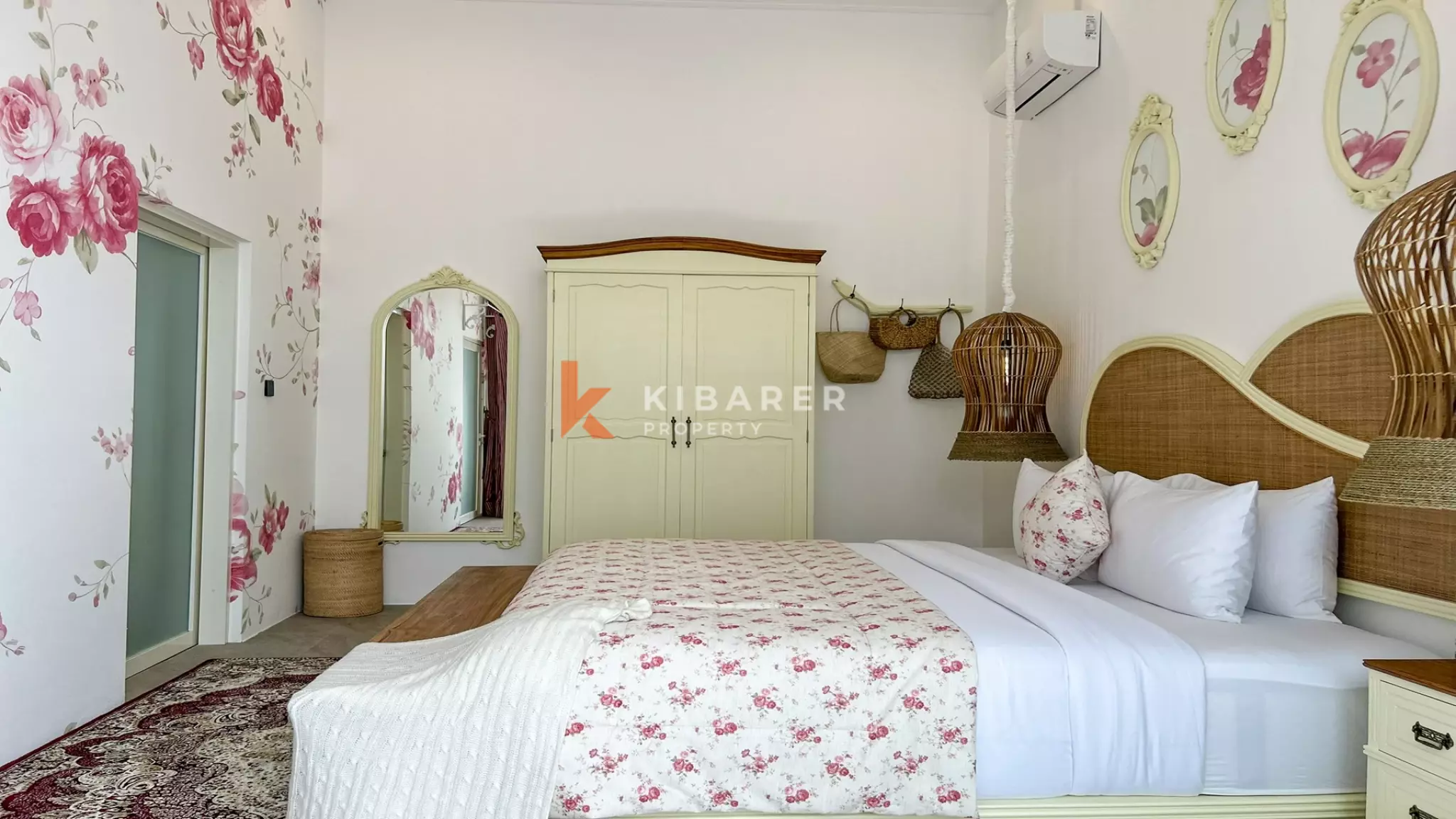 Cozy Romantic Retreat: Charming Two-Bedroom Hideaway in Prime Berawa