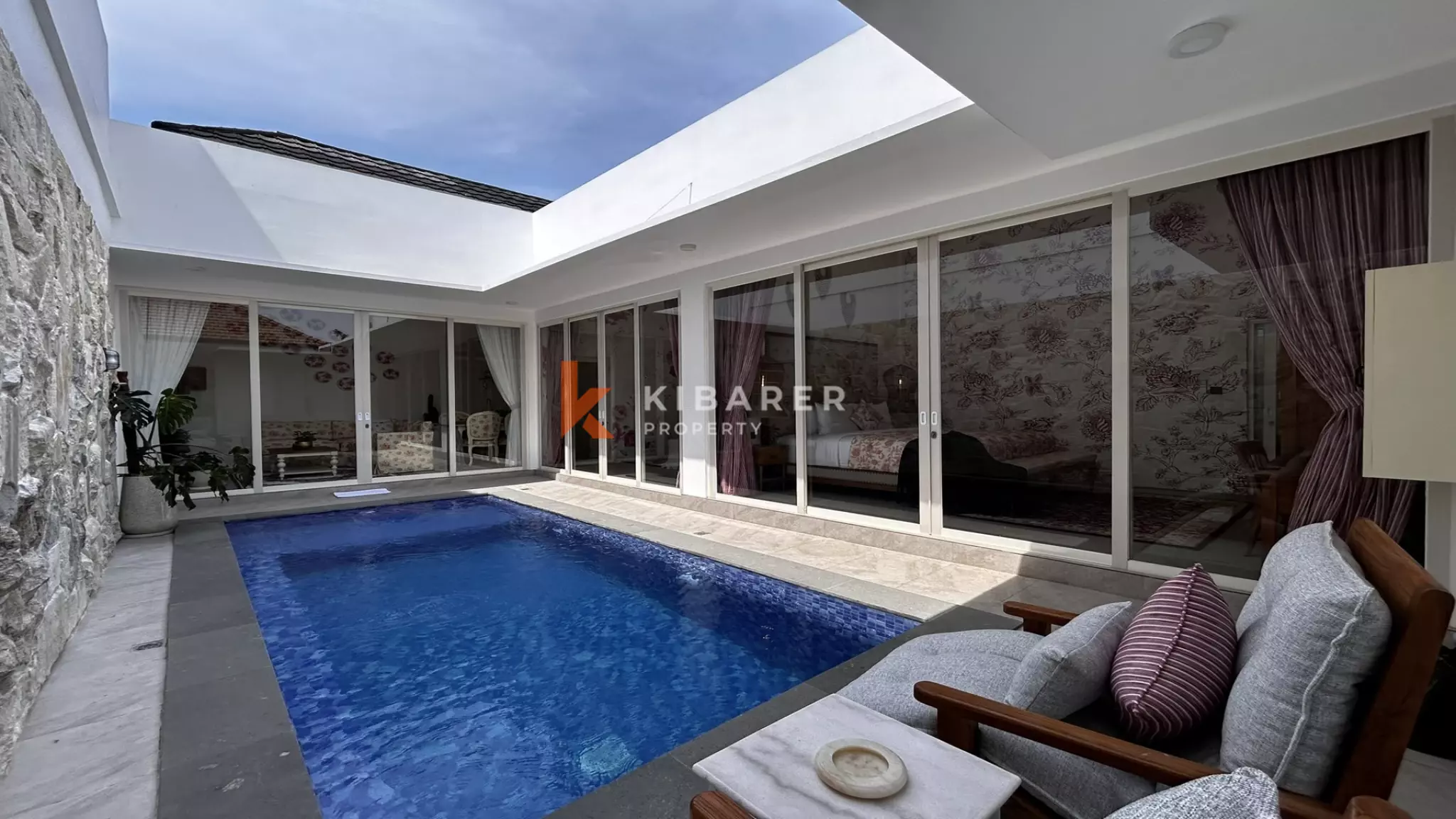 Cozy Romantic Retreat: Charming Two-Bedroom Hideaway in Prime Berawa