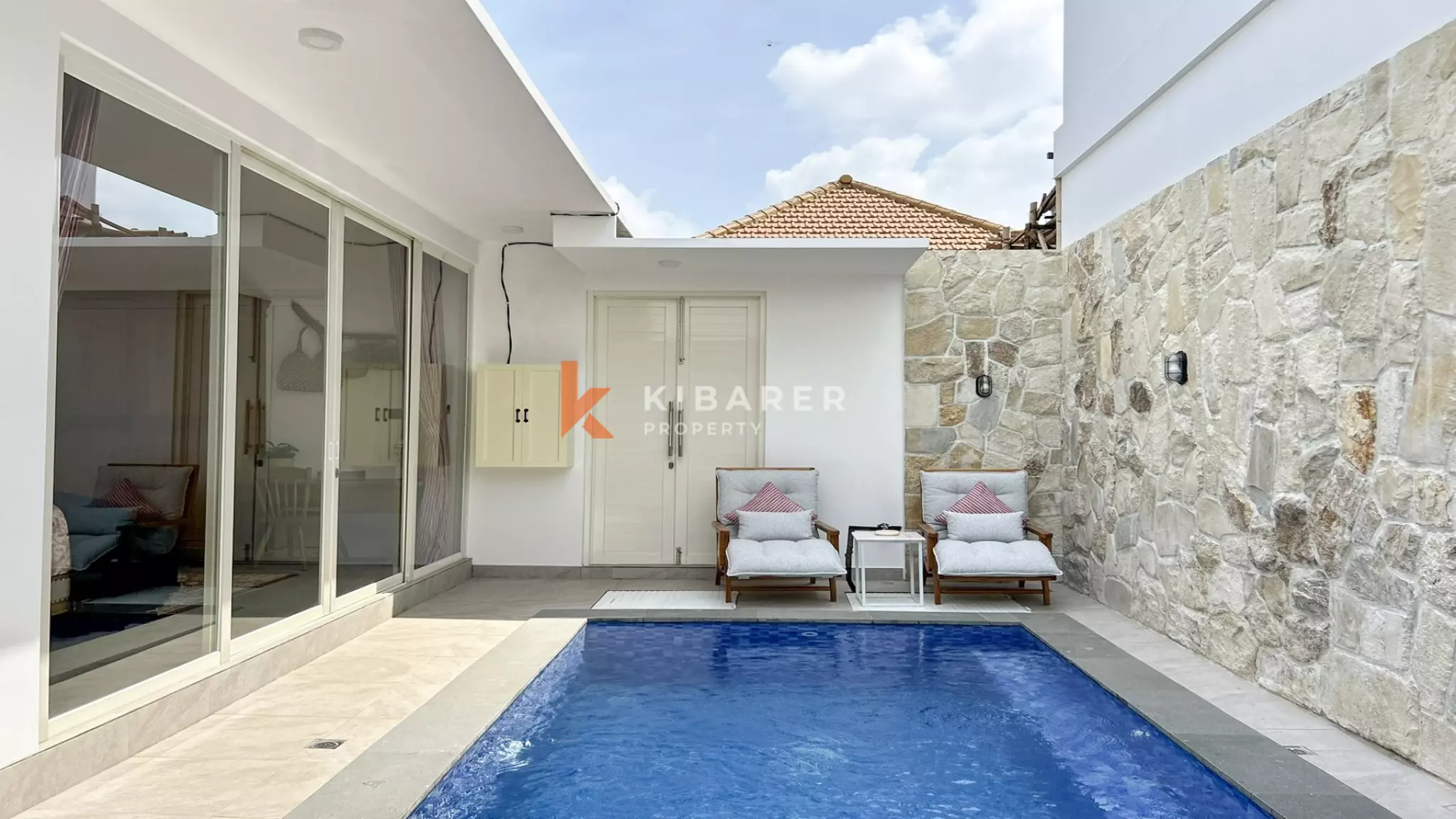 Cozy Romantic Retreat: Charming Two-Bedroom Hideaway in Prime Berawa