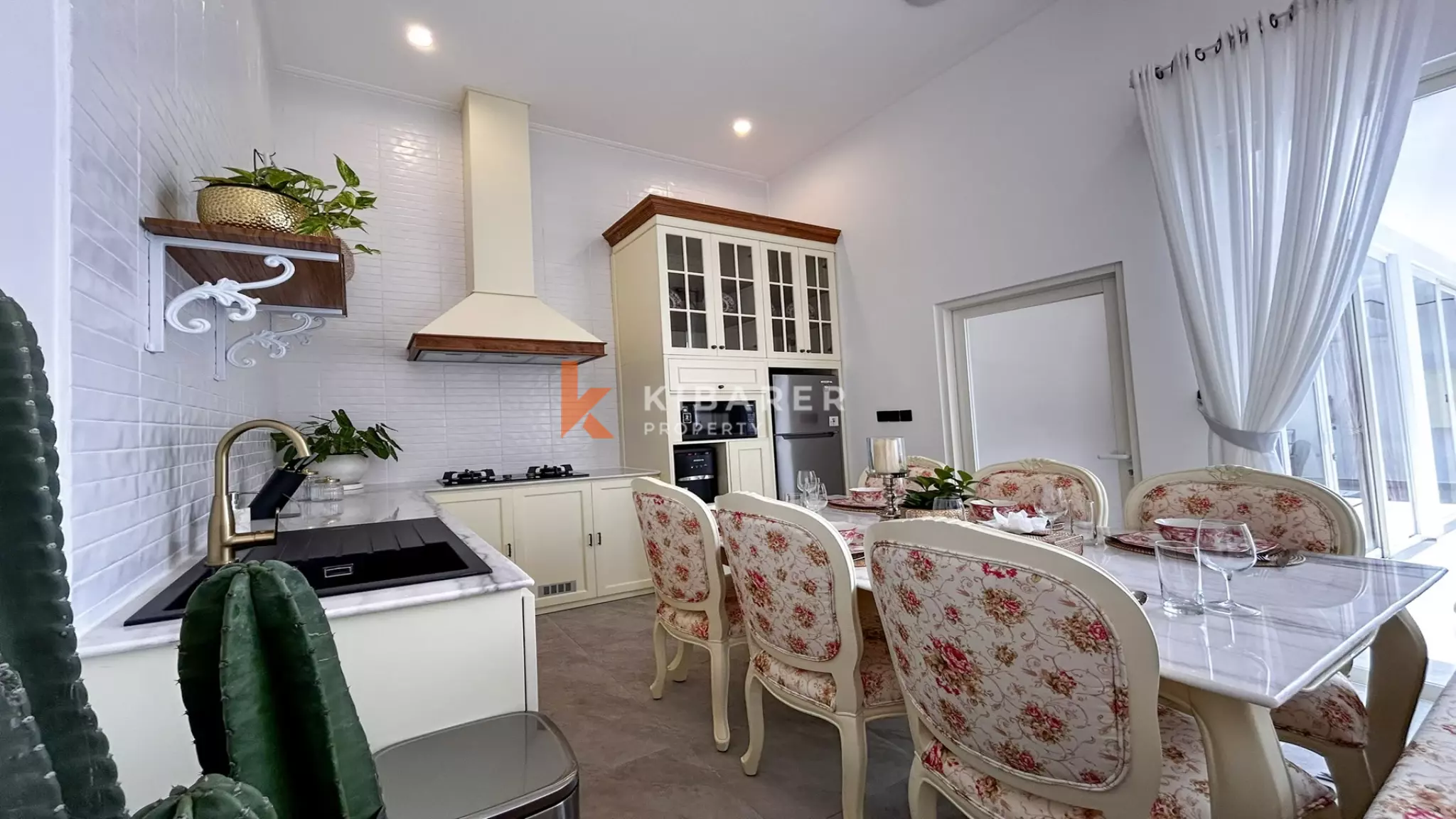 Cozy Romantic Retreat: Charming Two-Bedroom Hideaway in Prime Berawa