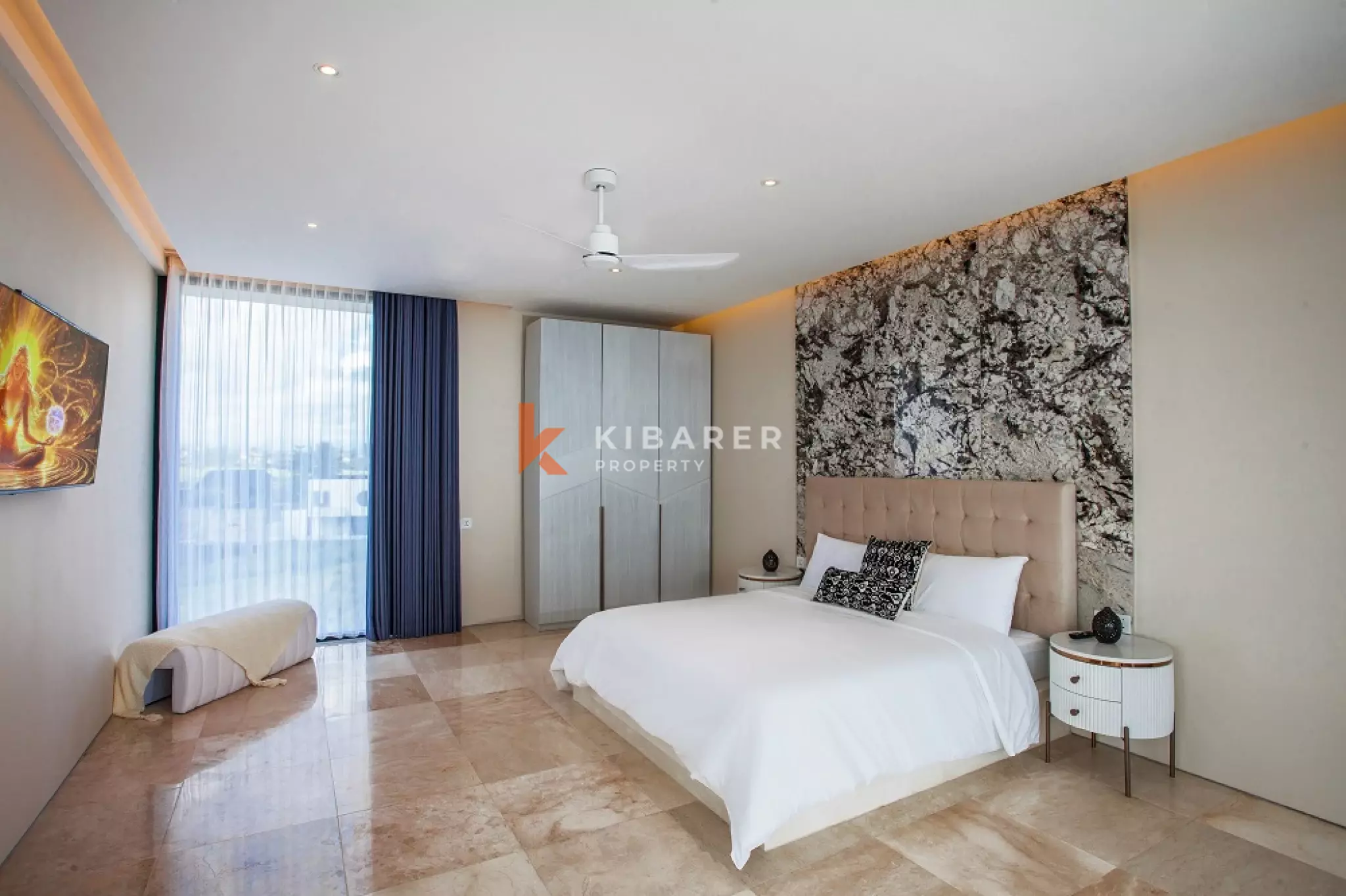 Élégante villa de quatre chambres avec salon fermé dans la région de Canggu