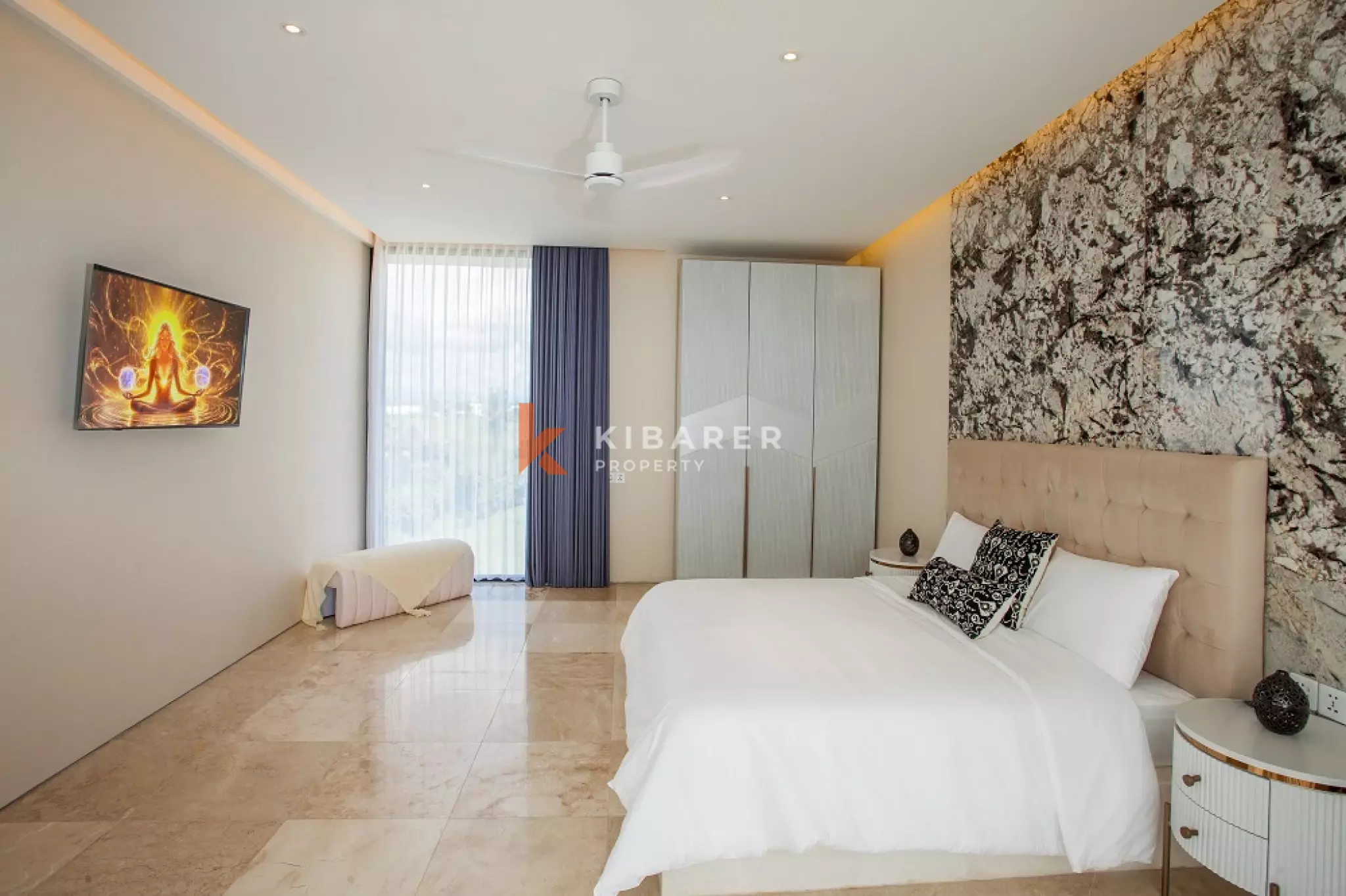 Élégante villa de quatre chambres avec salon fermé dans la région de Canggu