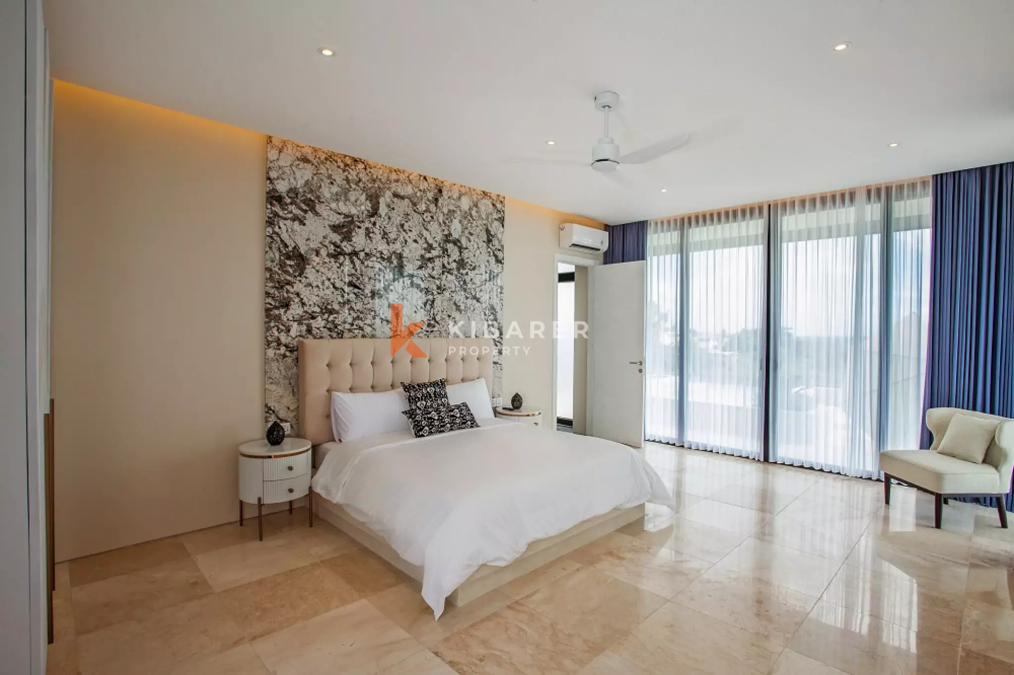 Élégante villa de quatre chambres avec salon fermé dans la région de Canggu