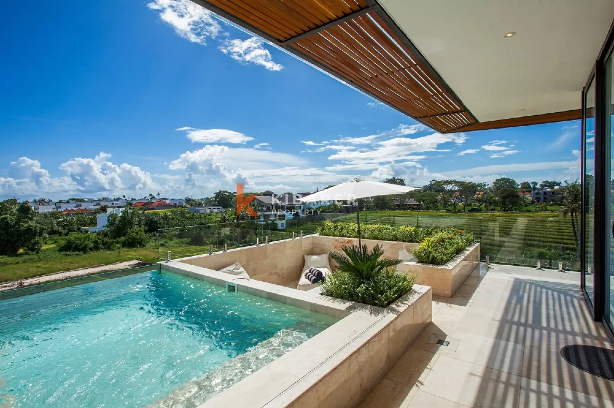 Élégante villa de quatre chambres avec salon fermé dans la région de Canggu