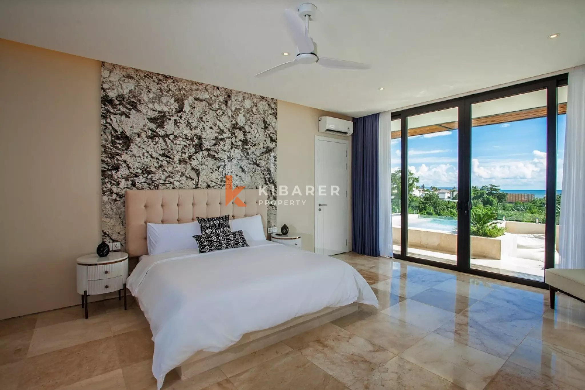 Élégante villa de quatre chambres avec salon fermé dans la région de Canggu