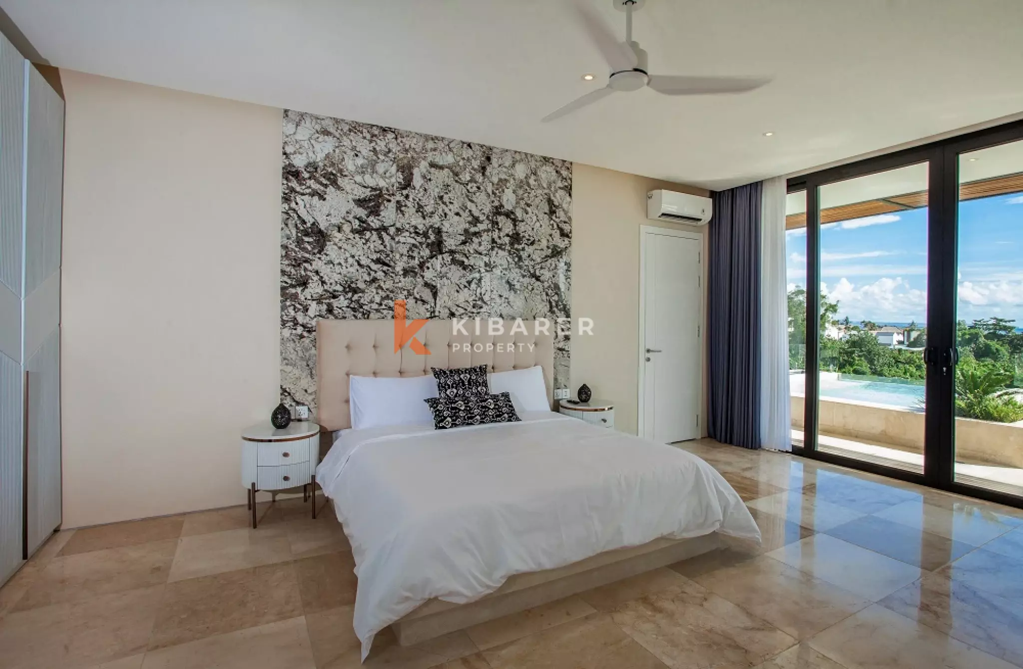 Élégante villa de quatre chambres avec salon fermé dans la région de Canggu