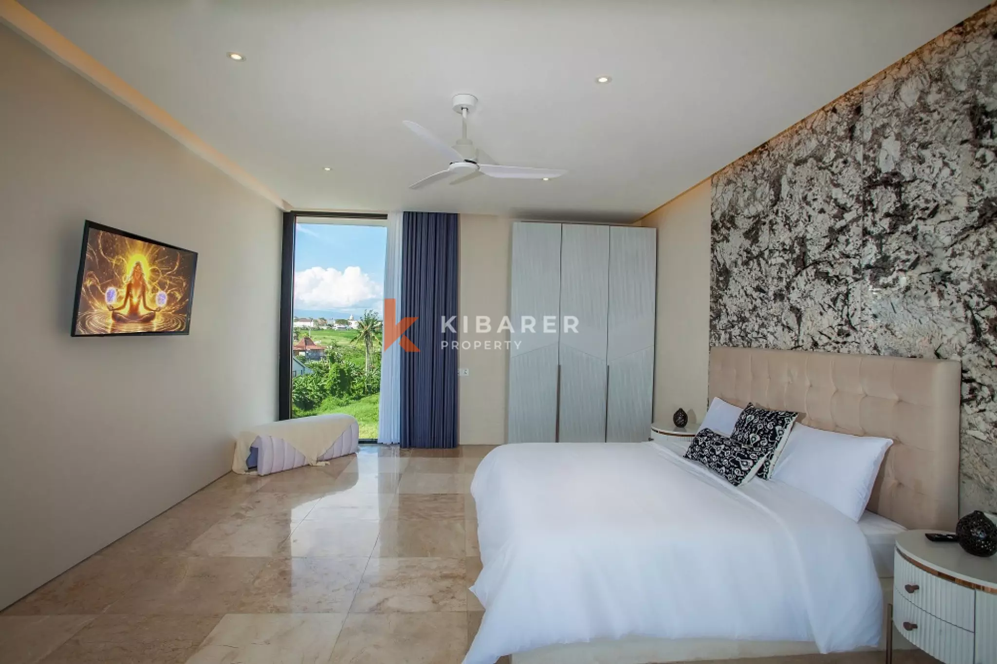 Élégante villa de quatre chambres avec salon fermé dans la région de Canggu