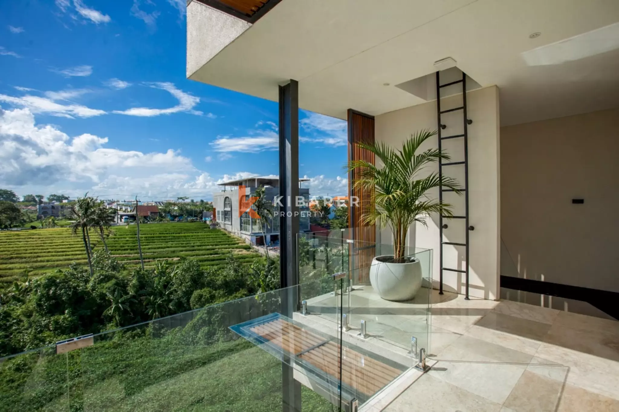 Élégante villa de quatre chambres avec salon fermé dans la région de Canggu