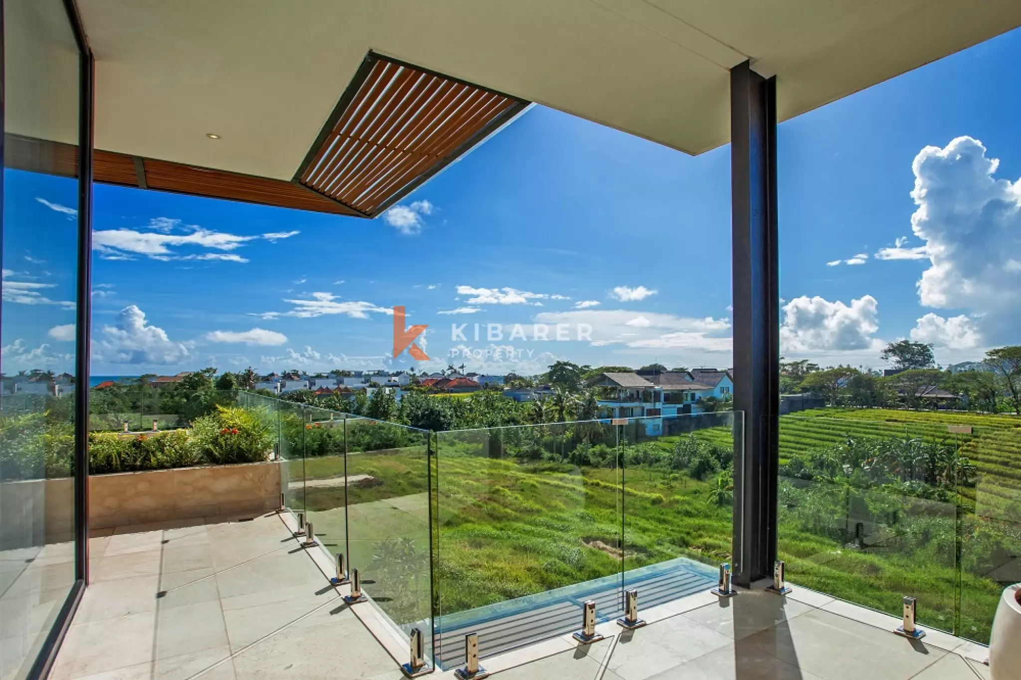 Élégante villa de quatre chambres avec salon fermé dans la région de Canggu