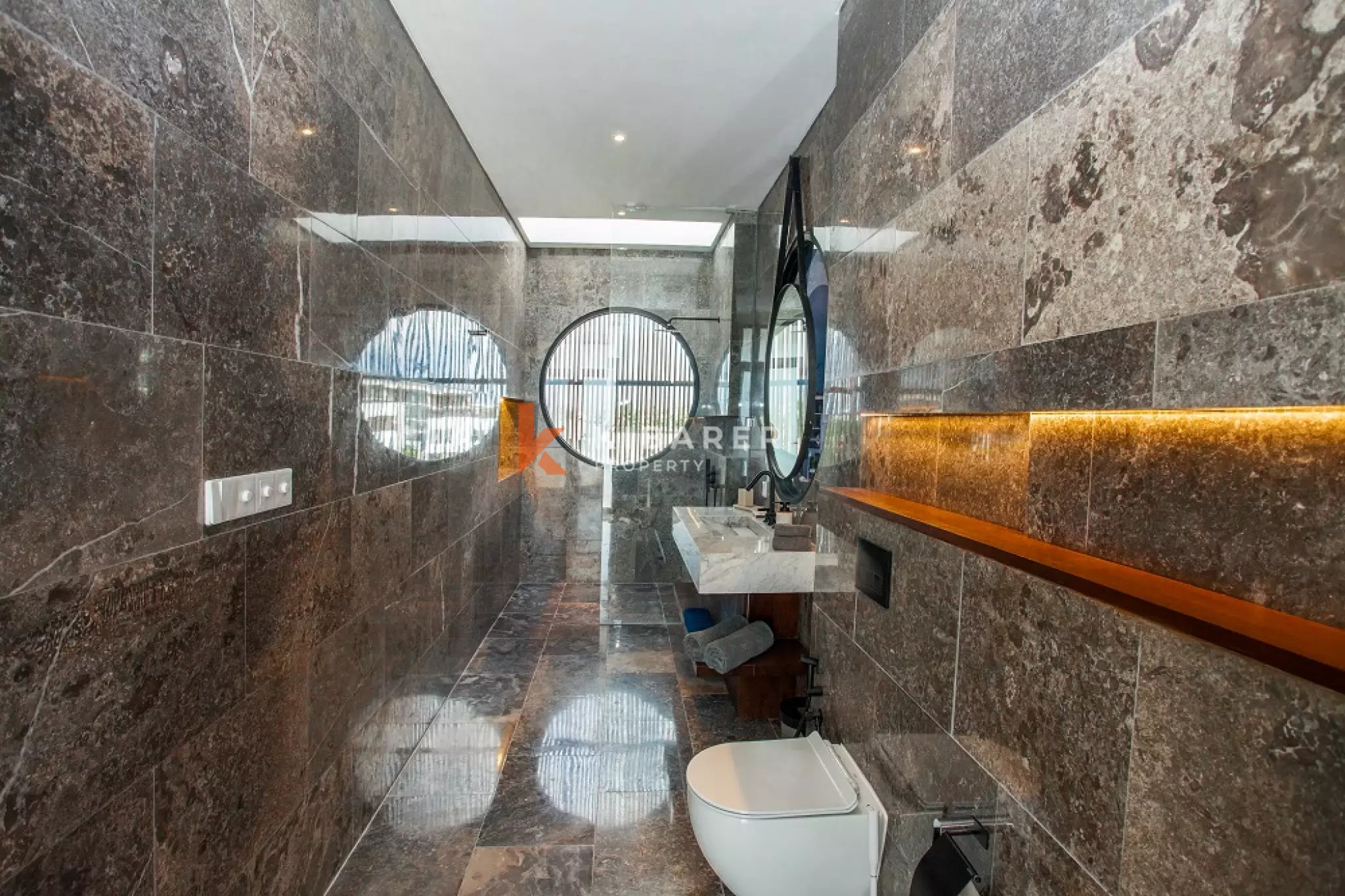 Élégante villa de quatre chambres avec salon fermé dans la région de Canggu