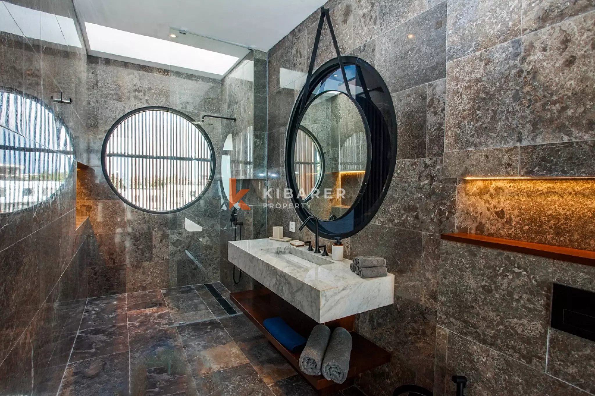 Élégante villa de quatre chambres avec salon fermé dans la région de Canggu