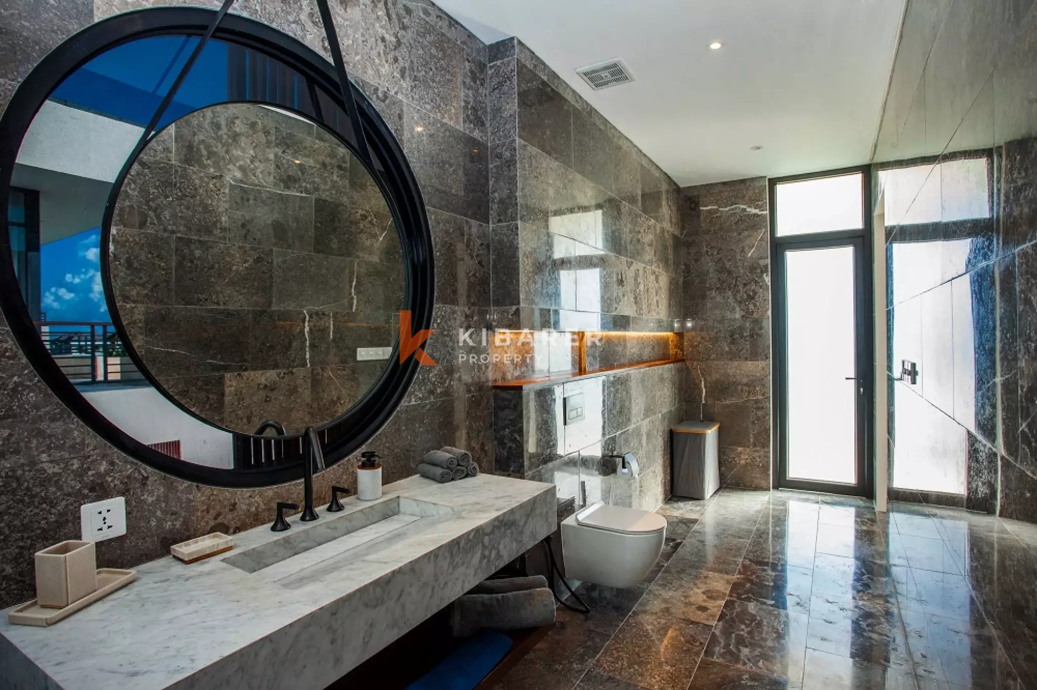 Élégante villa de quatre chambres avec salon fermé dans la région de Canggu