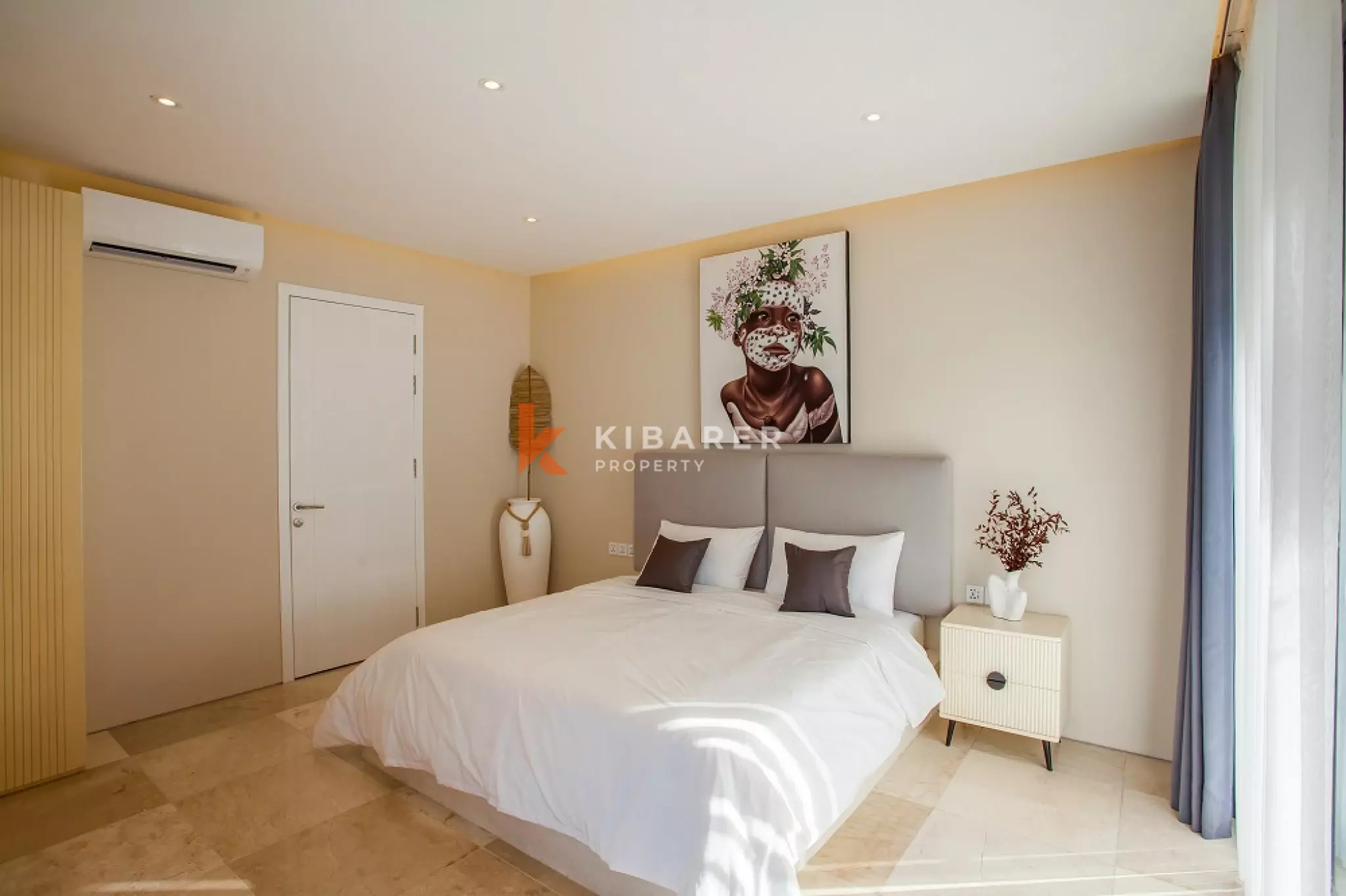 Élégante villa de quatre chambres avec salon fermé dans la région de Canggu