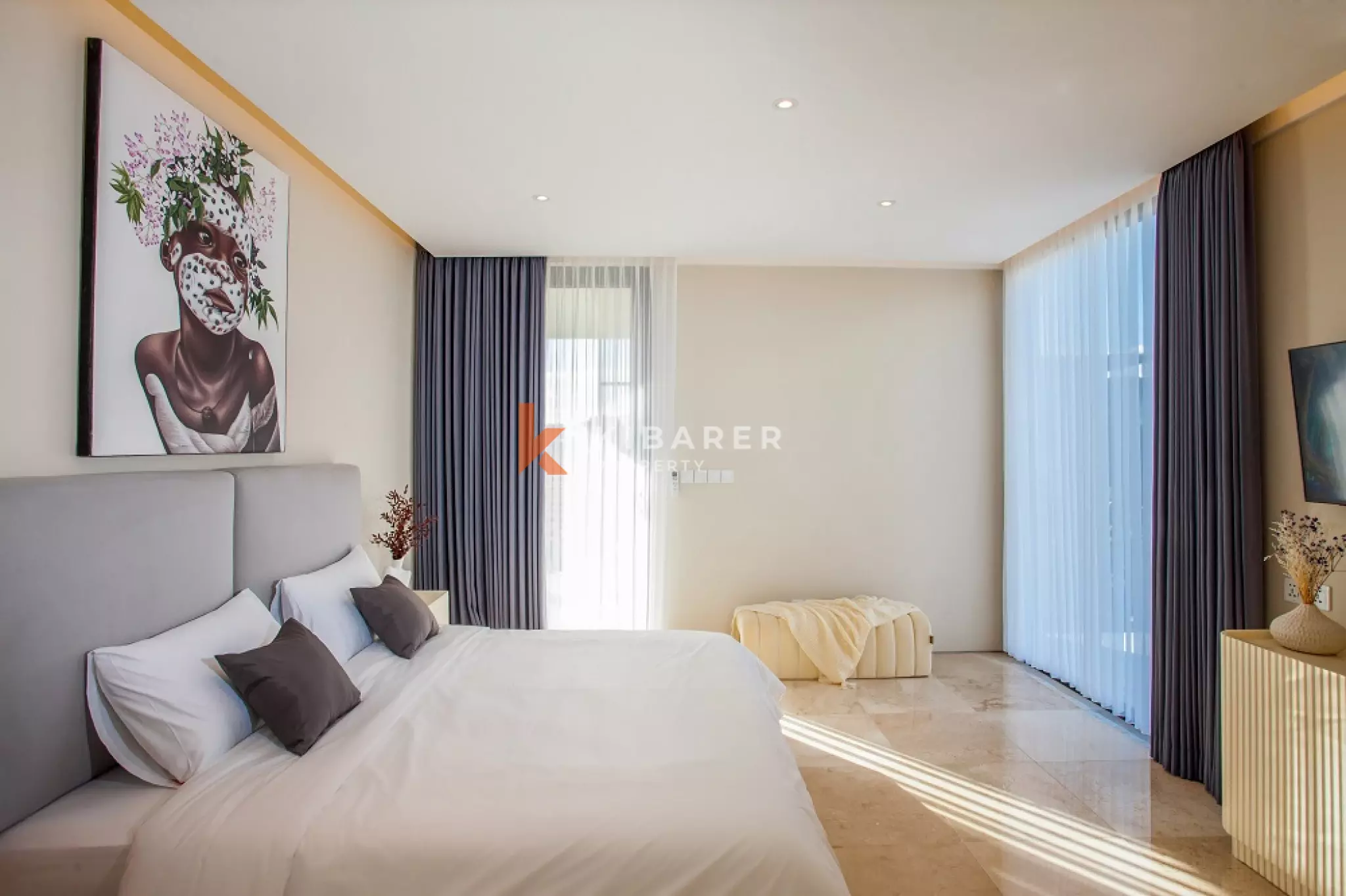 Élégante villa de quatre chambres avec salon fermé dans la région de Canggu