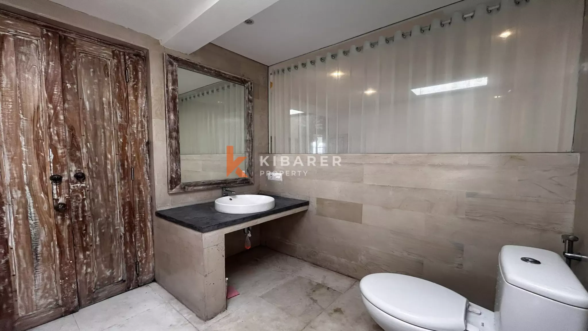 Belle villa Joglo de deux chambres avec salon ouvert située à Tumbak Bayuh