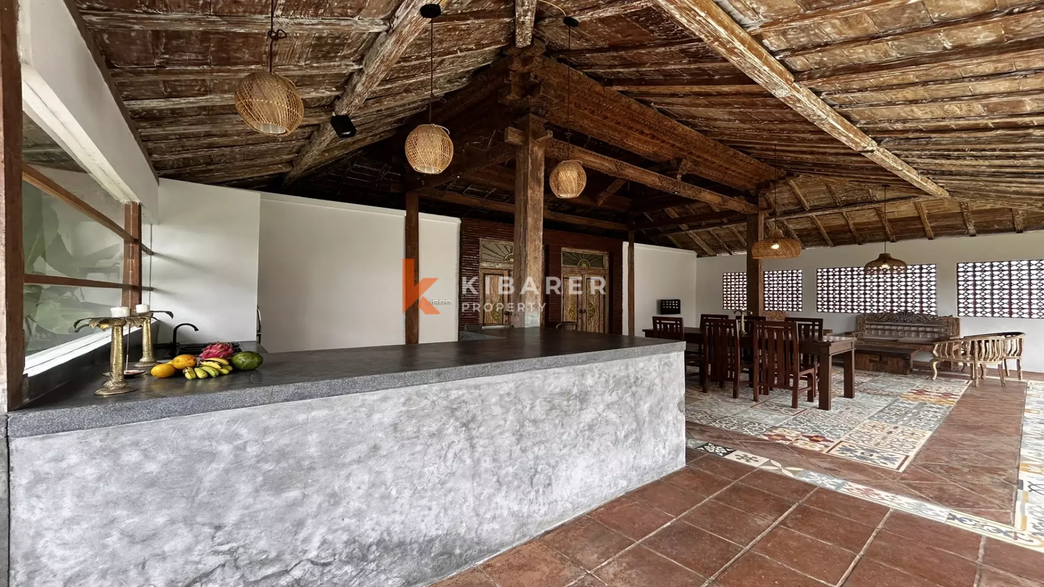 Belle villa Joglo de deux chambres avec salon ouvert située à Tumbak Bayuh