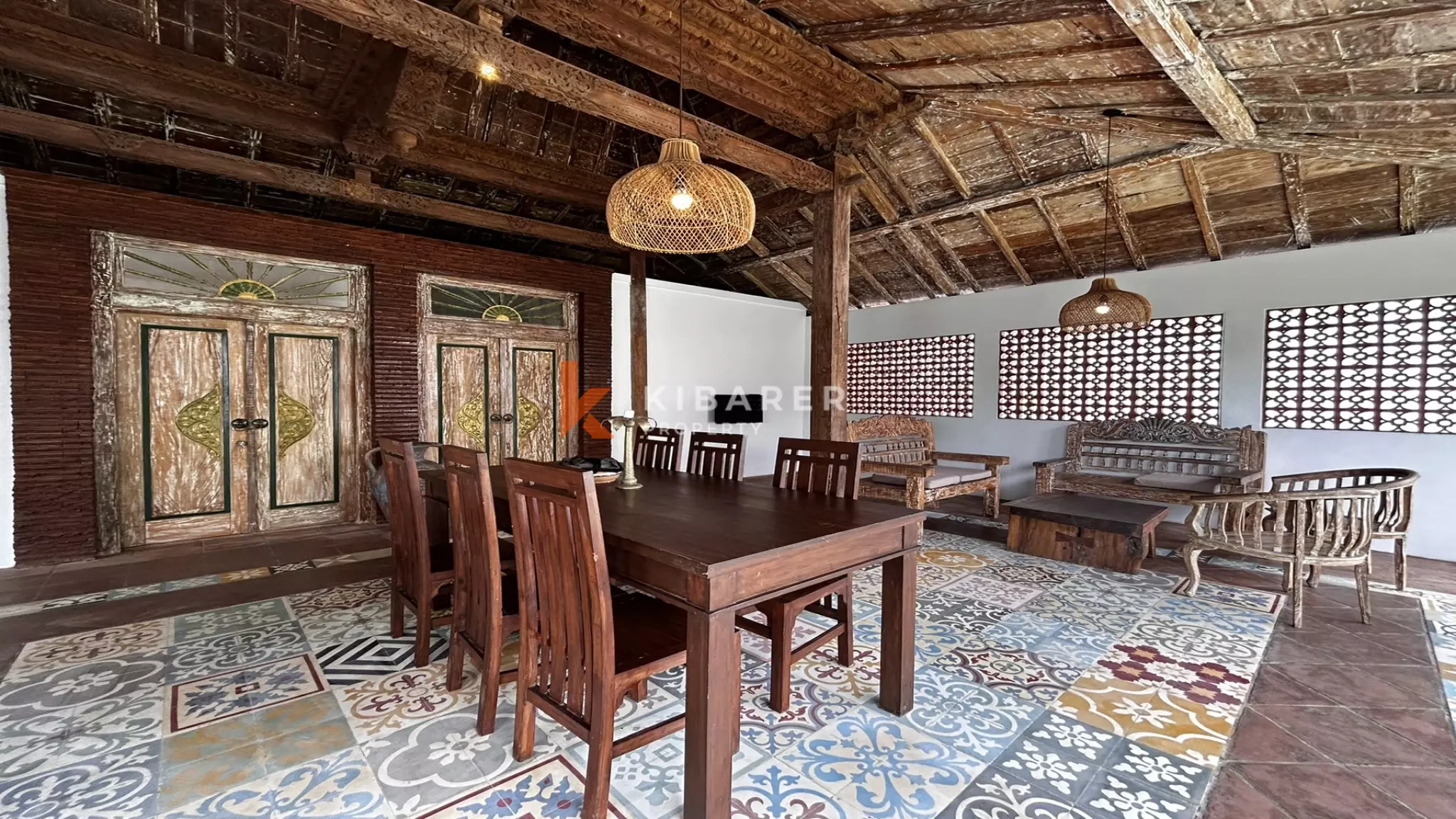 Belle villa Joglo de deux chambres avec salon ouvert située à Tumbak Bayuh