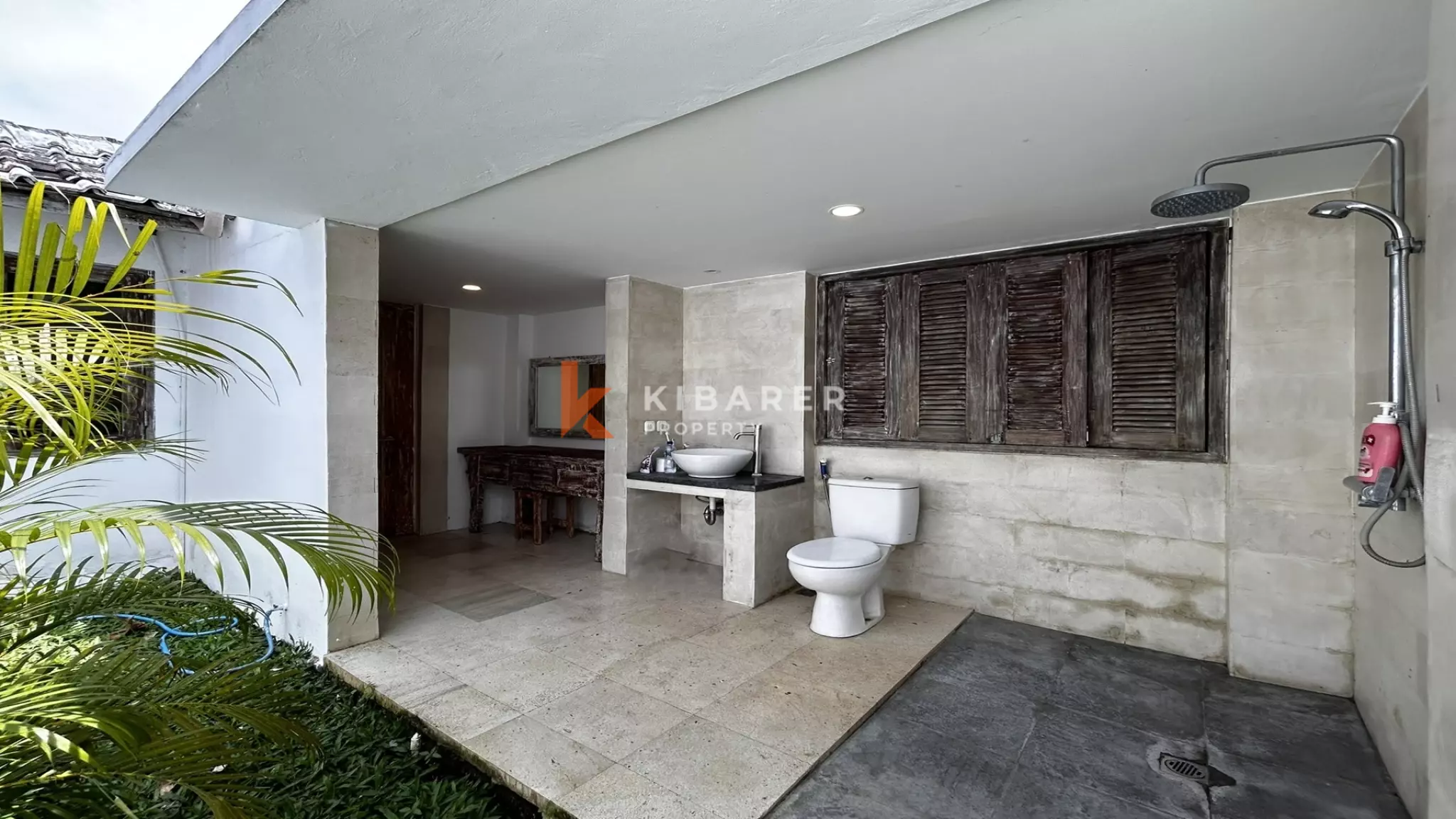 Belle villa Joglo de deux chambres avec salon ouvert située à Tumbak Bayuh