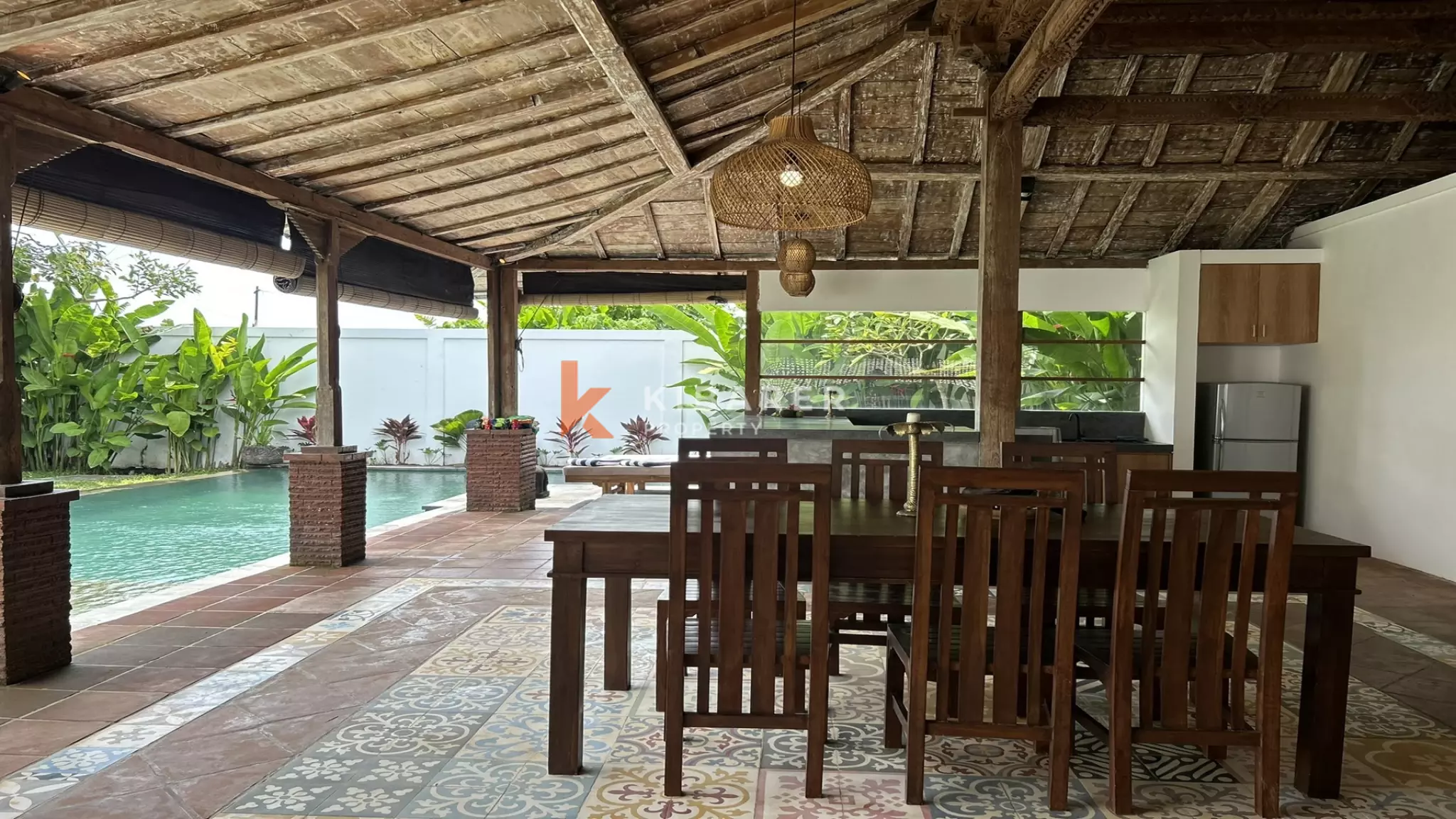 Belle villa Joglo de deux chambres avec salon ouvert située à Tumbak Bayuh