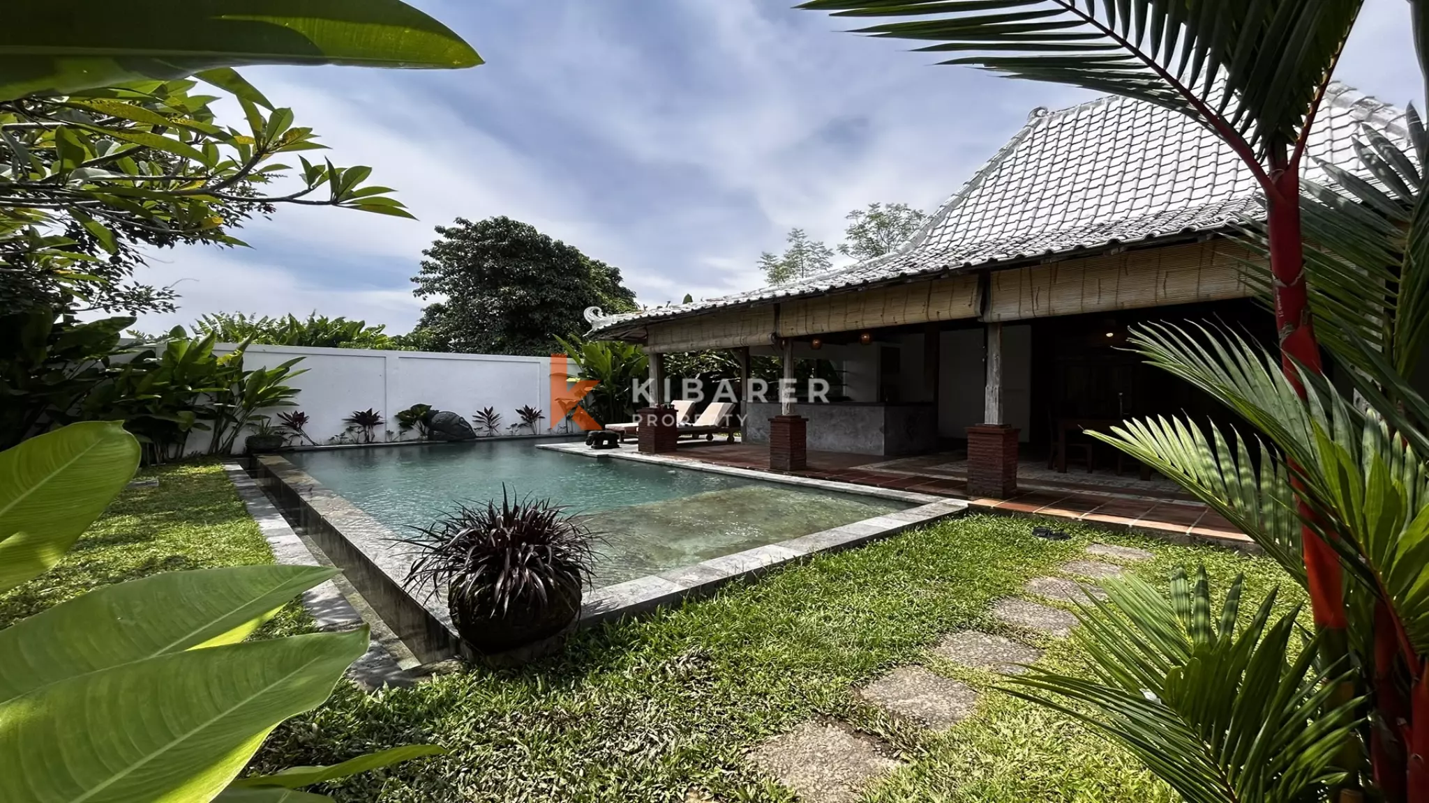 Belle villa Joglo de deux chambres avec salon ouvert située à Tumbak Bayuh