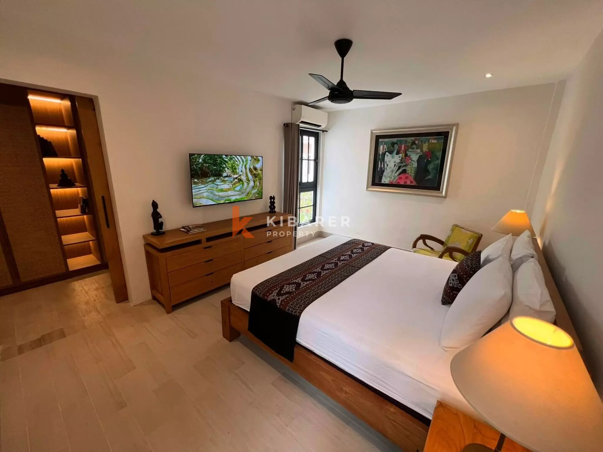 Rumah Townhouse Tiga Kamar Tidur yang Menenangkan dengan Kolam Jacuzzi Pribadi di Area Seminyak