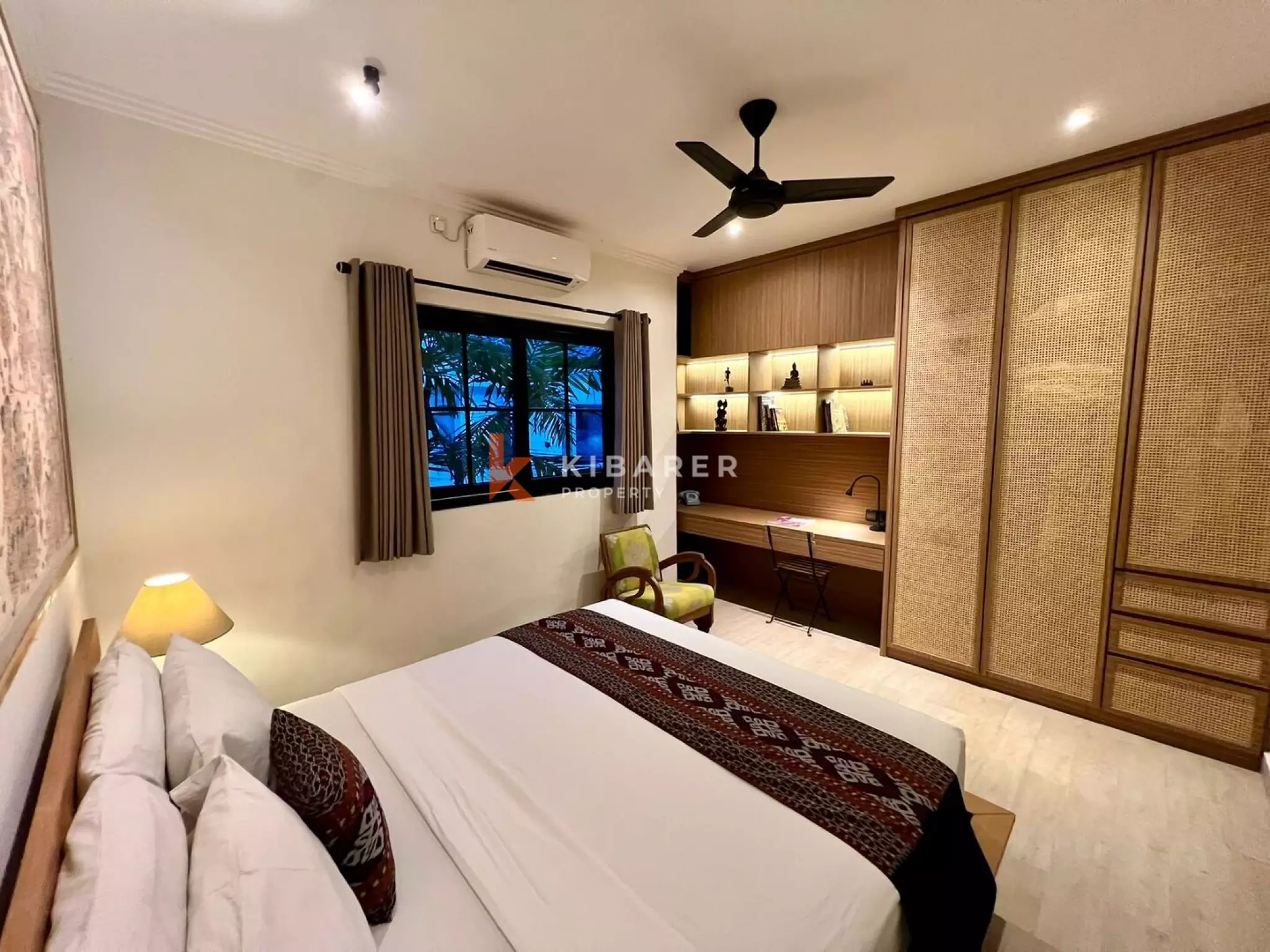 Rumah Townhouse Tiga Kamar Tidur yang Menenangkan dengan Kolam Jacuzzi Pribadi di Area Seminyak