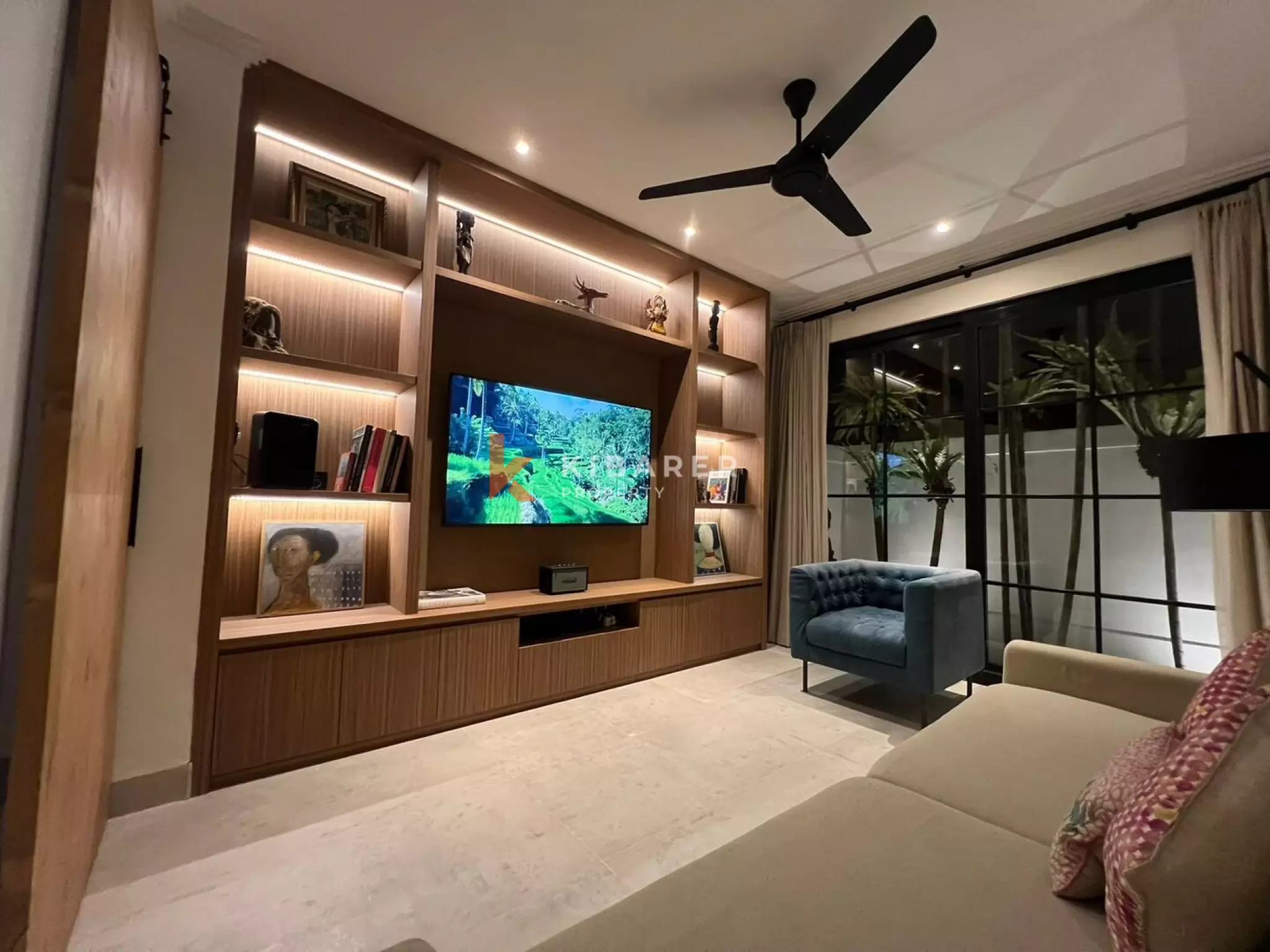 Rumah Townhouse Tiga Kamar Tidur yang Menenangkan dengan Kolam Jacuzzi Pribadi di Area Seminyak