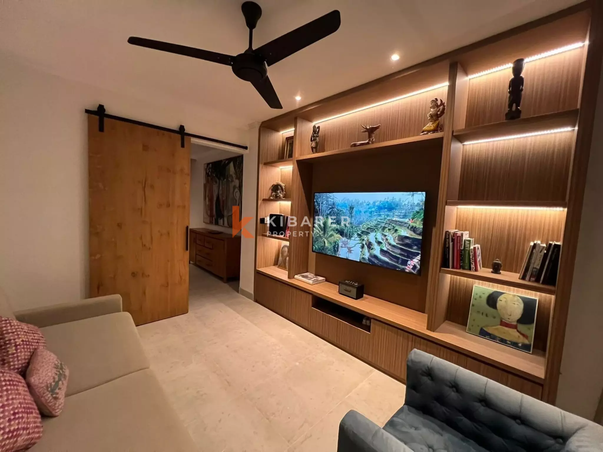 Rumah Townhouse Tiga Kamar Tidur yang Menenangkan dengan Kolam Jacuzzi Pribadi di Area Seminyak