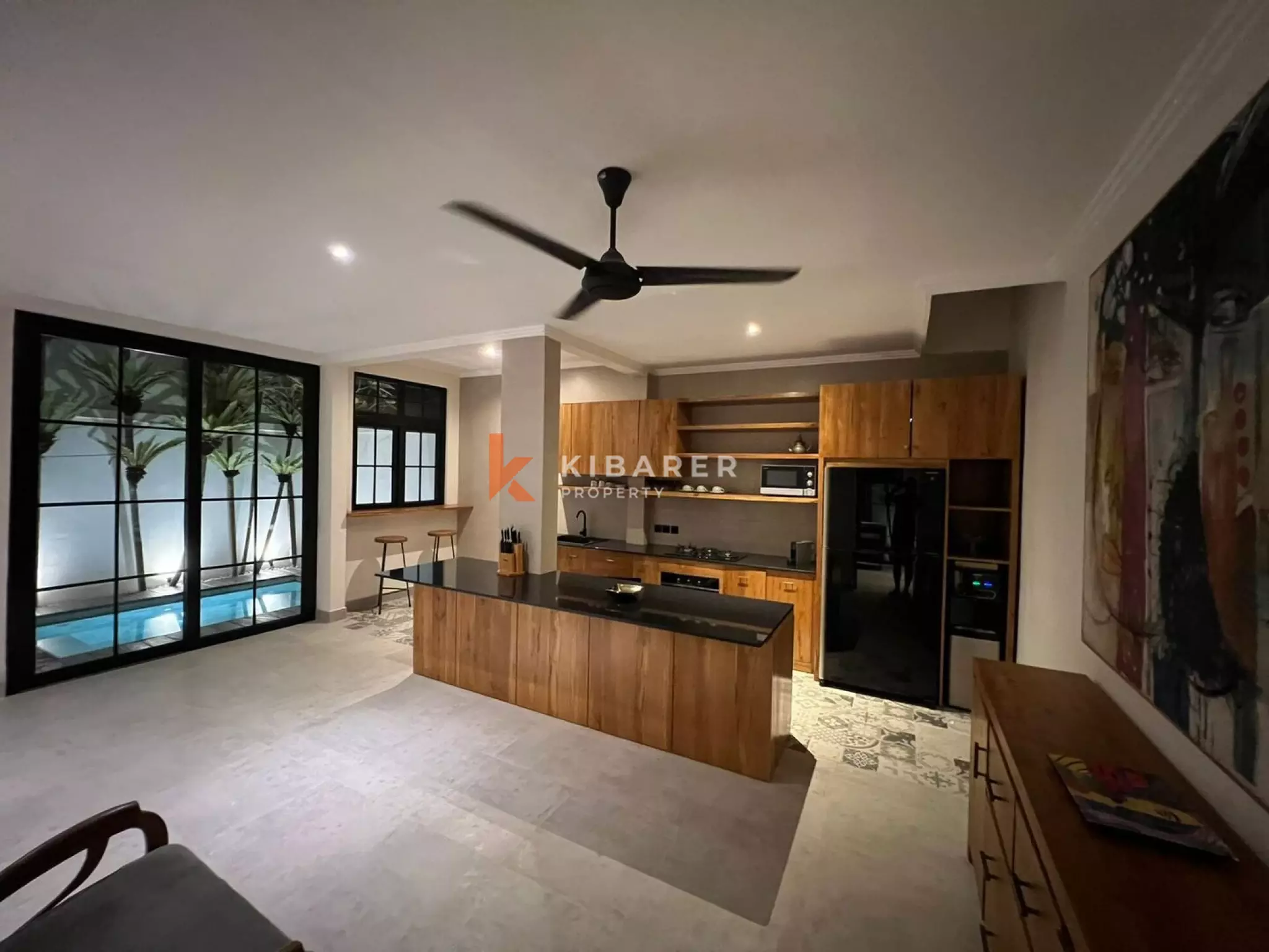 Rumah Townhouse Tiga Kamar Tidur yang Menenangkan dengan Kolam Jacuzzi Pribadi di Area Seminyak