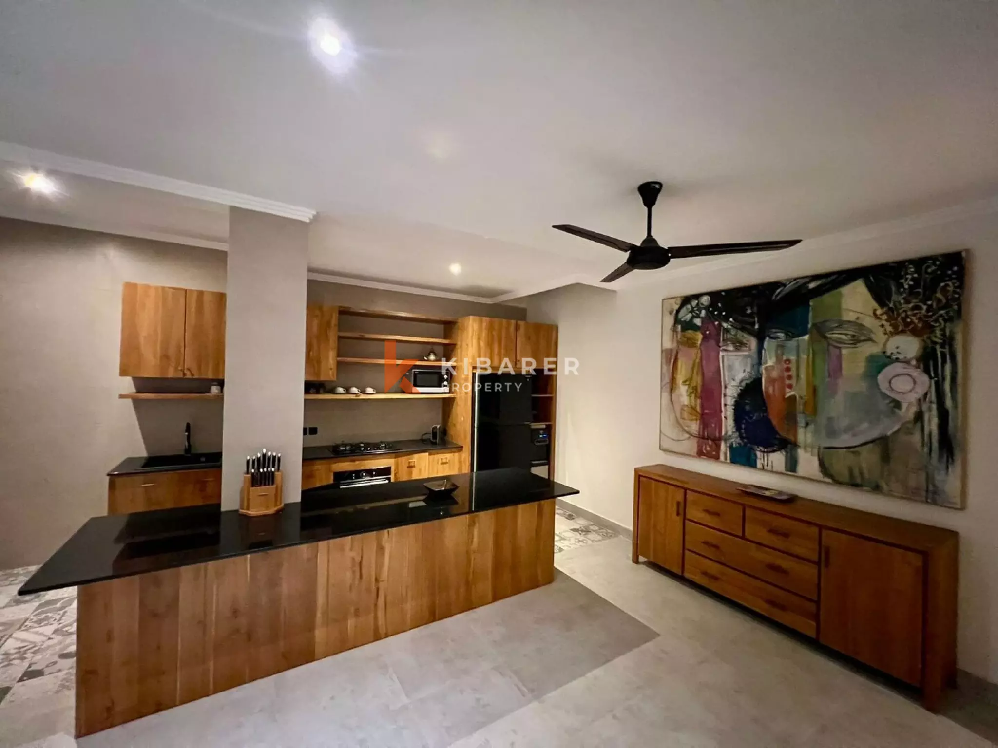 Rumah Townhouse Tiga Kamar Tidur yang Menenangkan dengan Kolam Jacuzzi Pribadi di Area Seminyak