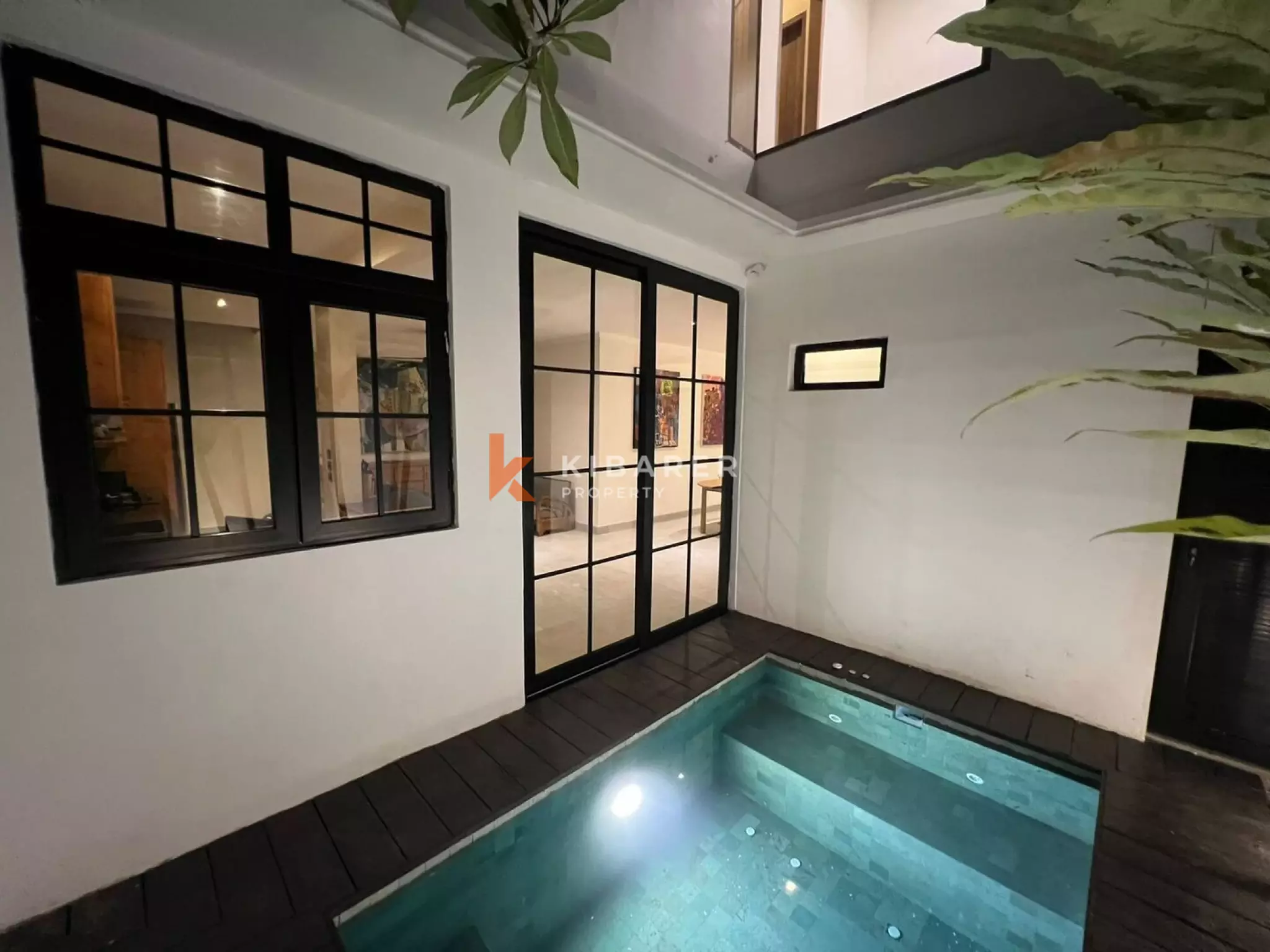 Rumah Townhouse Tiga Kamar Tidur yang Menenangkan dengan Kolam Jacuzzi Pribadi di Area Seminyak