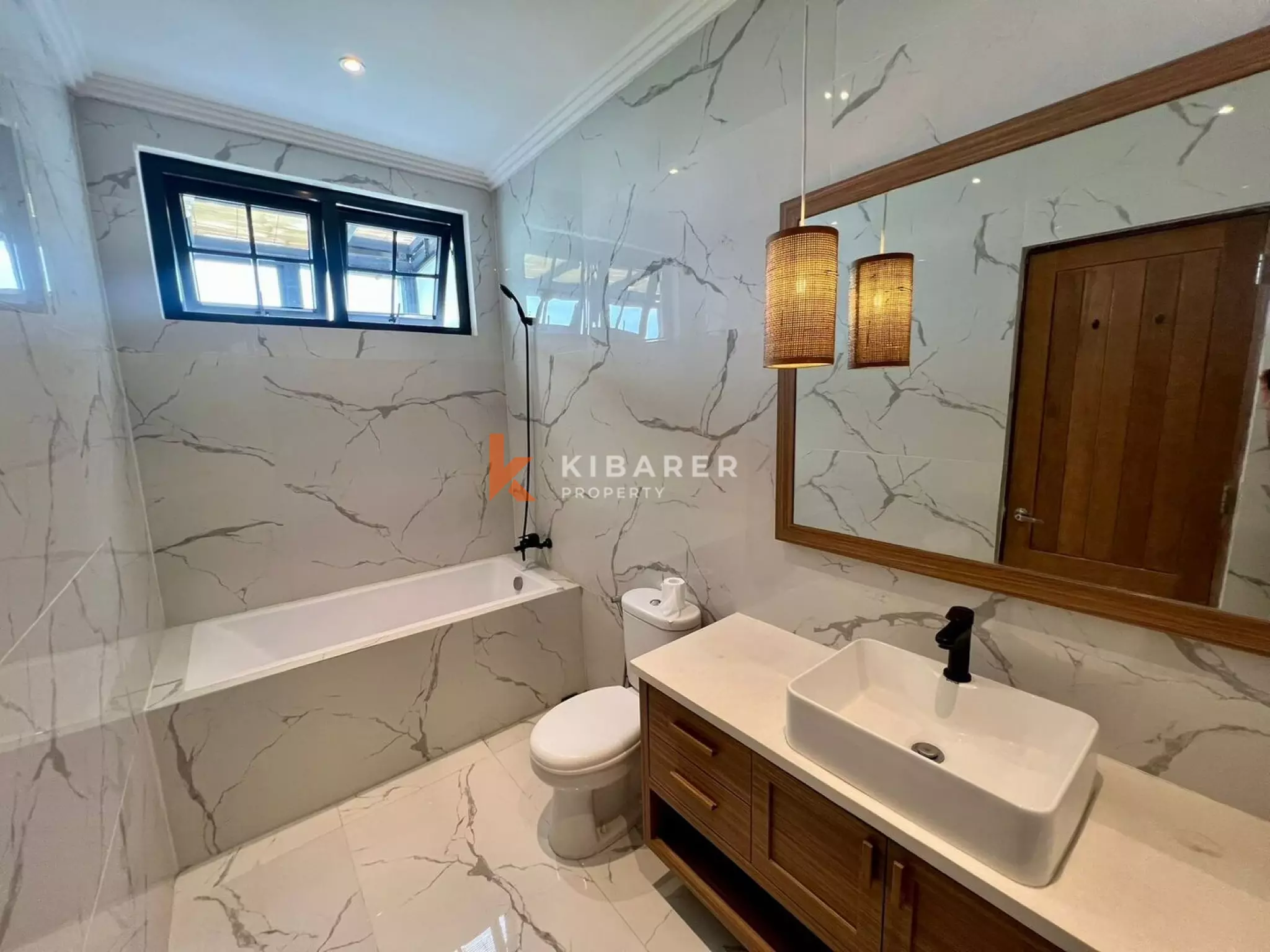 Rumah Townhouse Tiga Kamar Tidur yang Menenangkan dengan Kolam Jacuzzi Pribadi di Area Seminyak